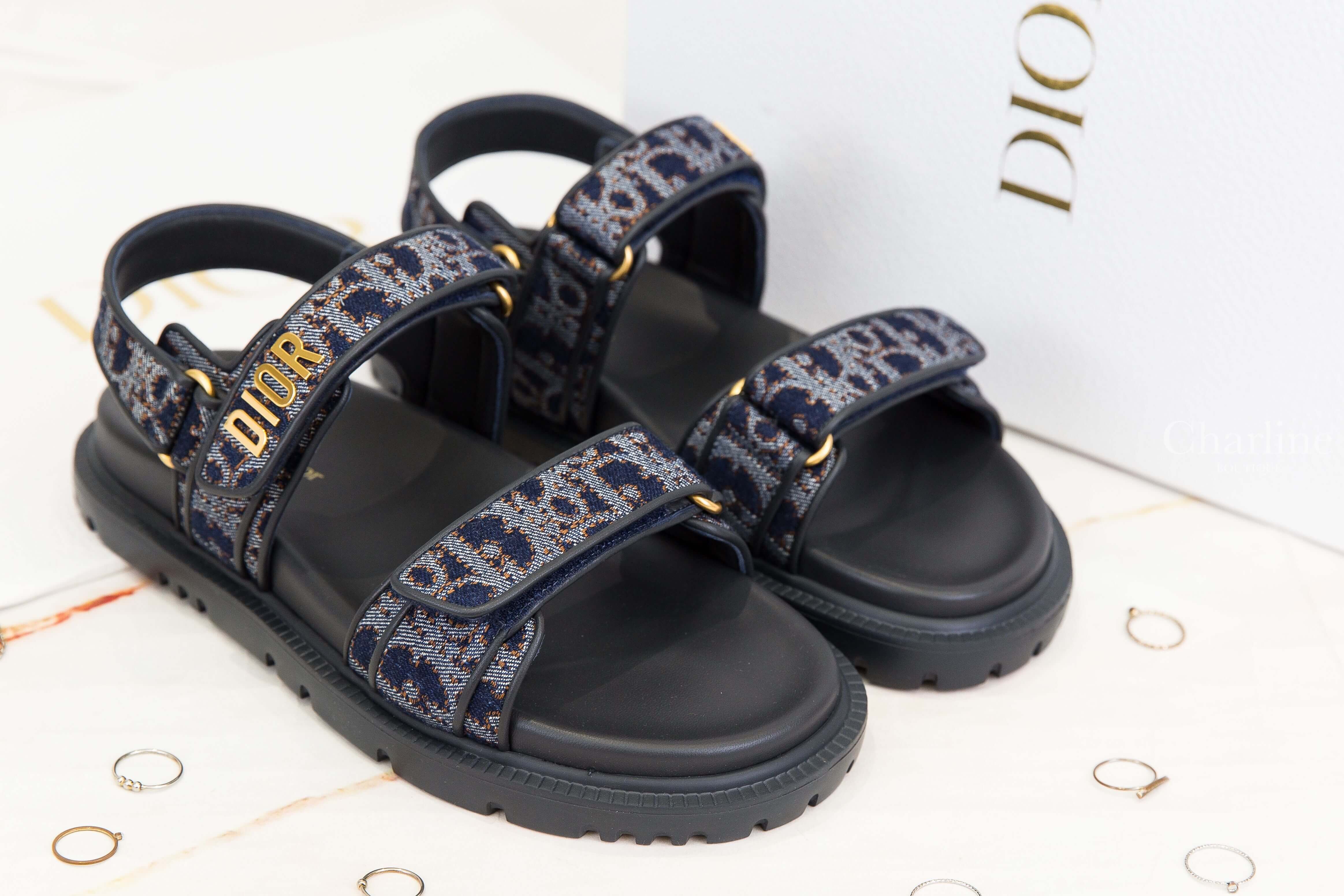 Dior Dioract Sandal 深藍煙草棕丹寧復古老花棉質羊皮金色字母魔鬼氈涼鞋-Charline Boutique 精品代購