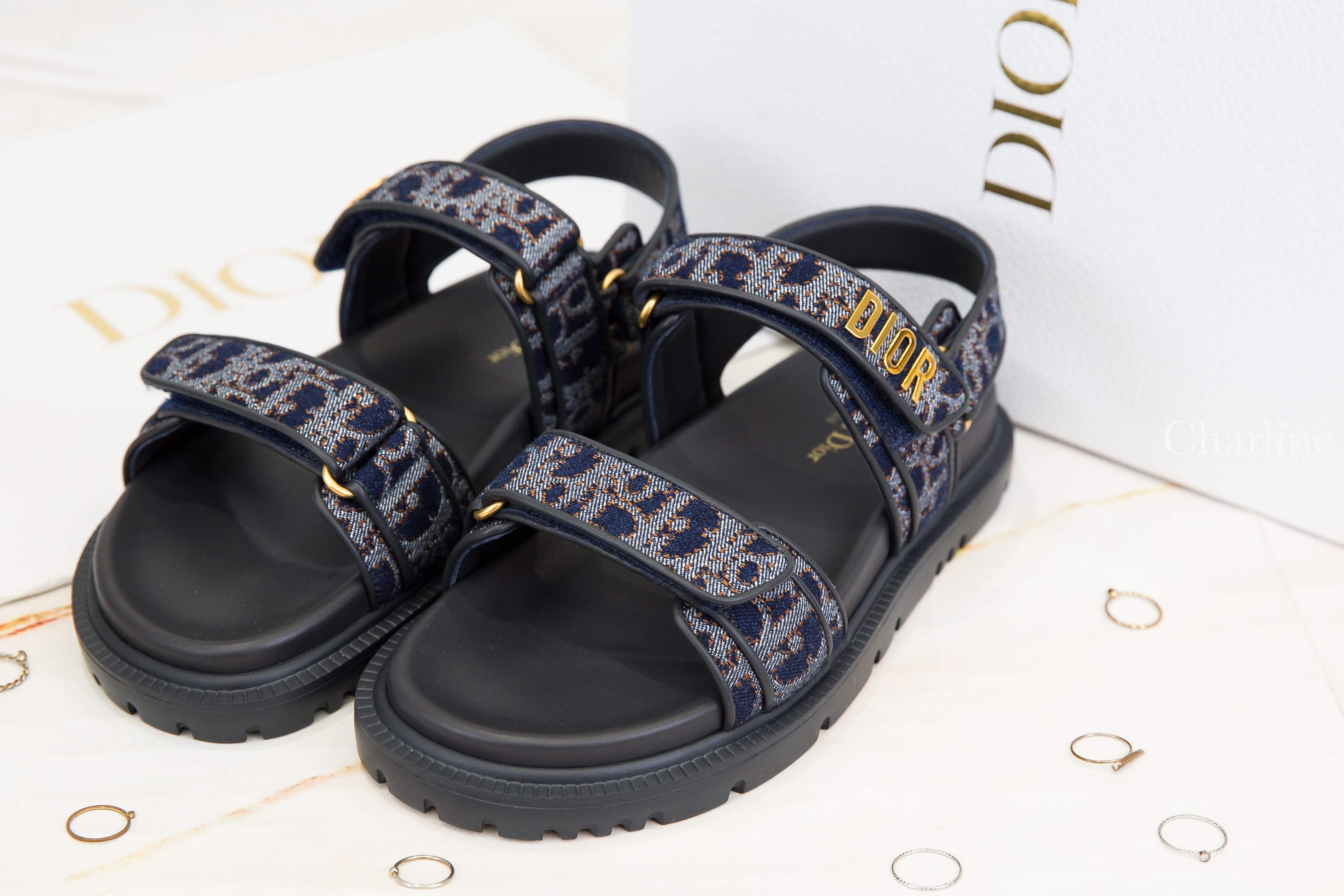 Dior Dioract Sandal 深藍煙草棕丹寧復古老花棉質羊皮金色字母魔鬼氈涼鞋-Charline Boutique 精品代購