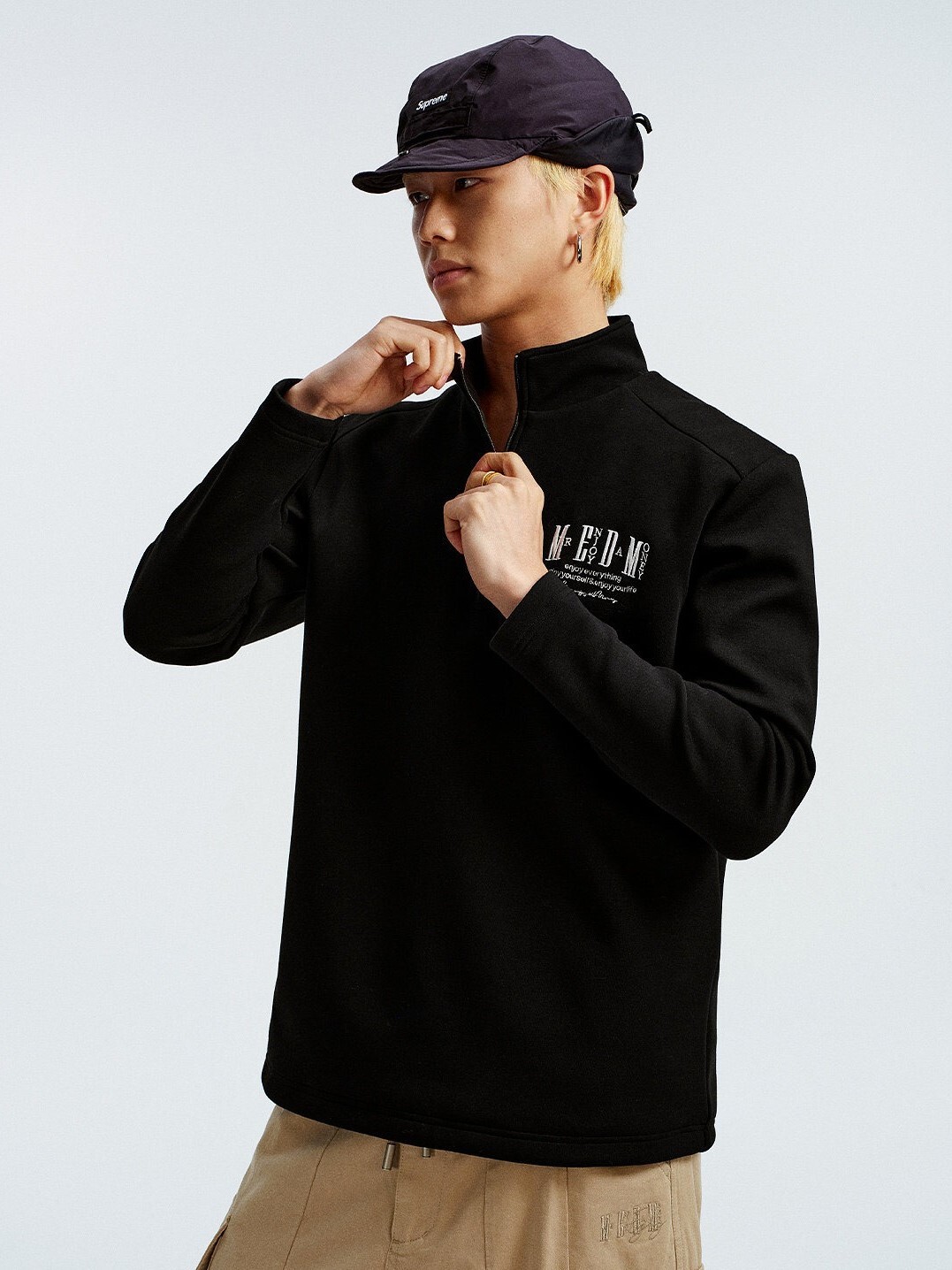 MEDM 字母刺繡Logo 微高領 尼龍半拉鏈  簡約輕薄 長袖T