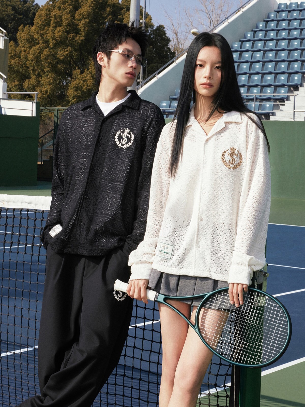 STK SmallTownKid 網球系列 刺繡皇冠麥穗Logo 寬鬆立領 長袖針織襯衫