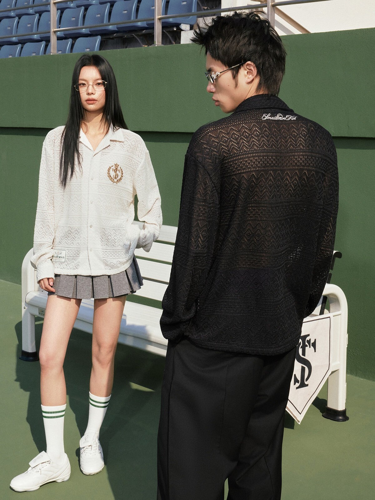 STK SmallTownKid 網球系列 刺繡皇冠麥穗Logo 寬鬆立領 長袖針織襯衫