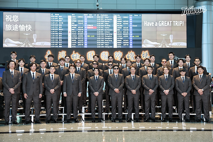  2026世界經典賽中華隊出征造型曝光！機場西裝穿搭搭配林果良品皮革大底皮鞋與XV1小白鞋