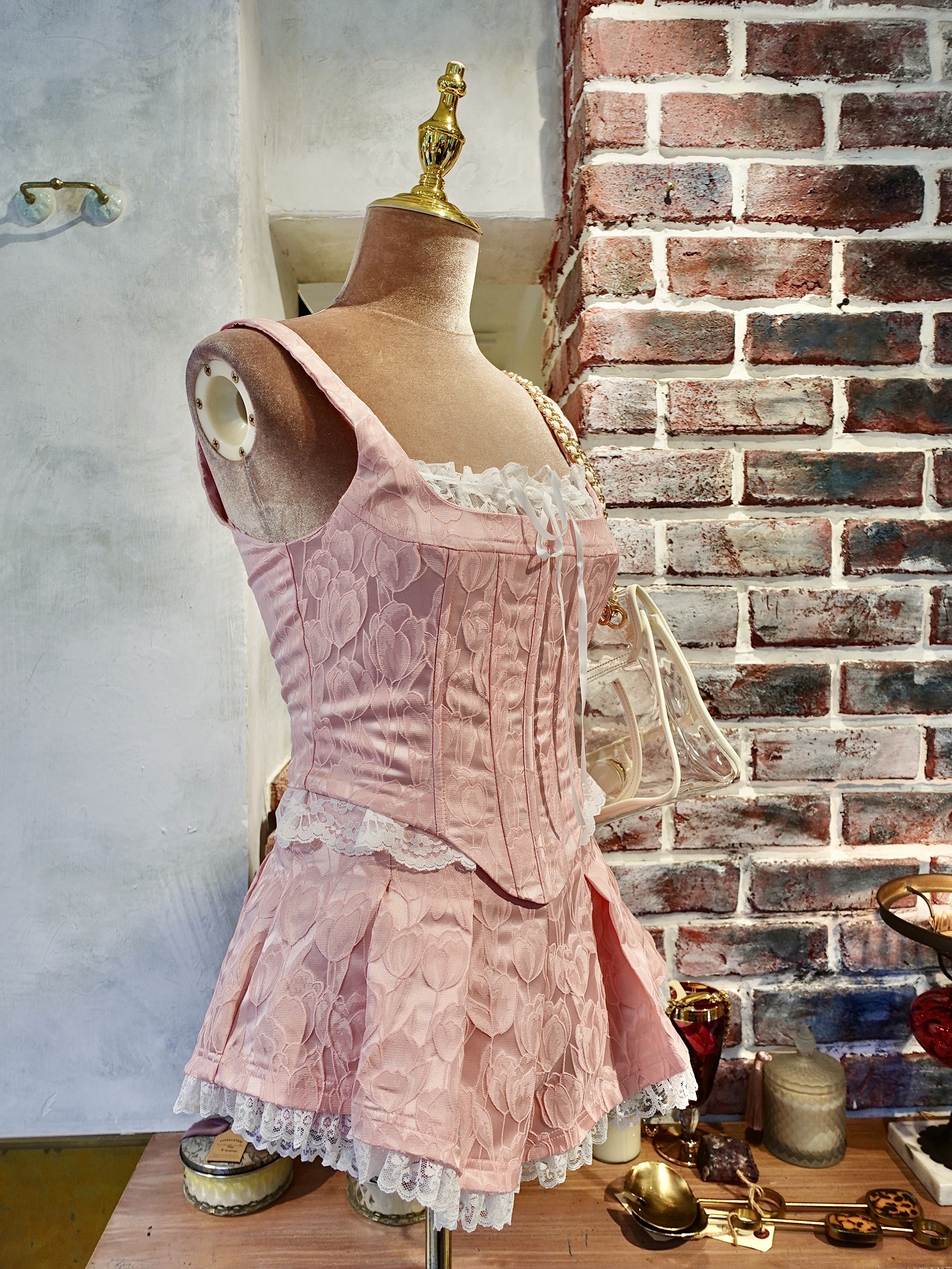 Pink Flower粉紅色蕾絲蝴蝶結緹花馬甲上衣+ 高腰百褶短褲