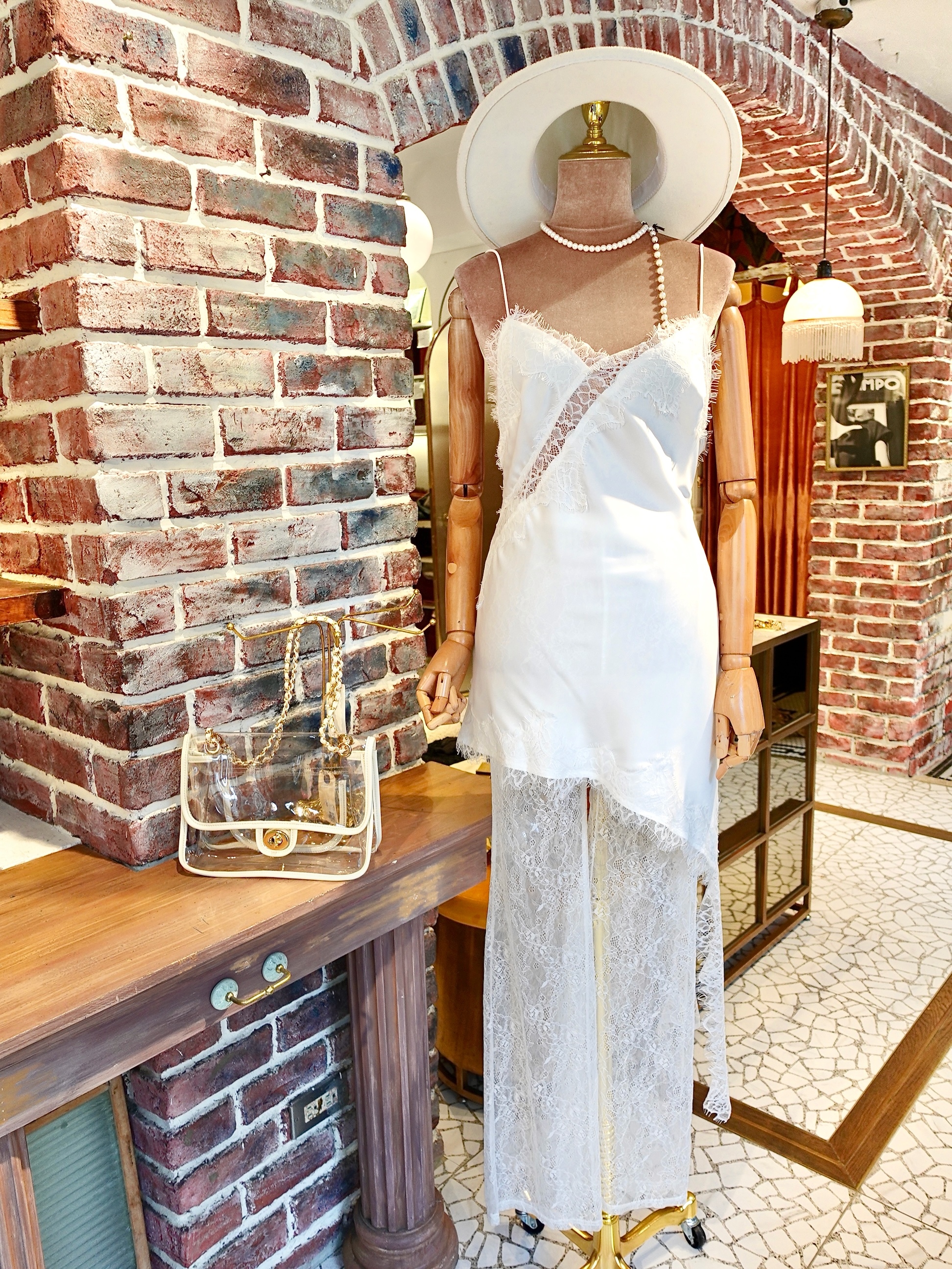 White白色Satin上衣+ 透膚蕾絲長褲套裝