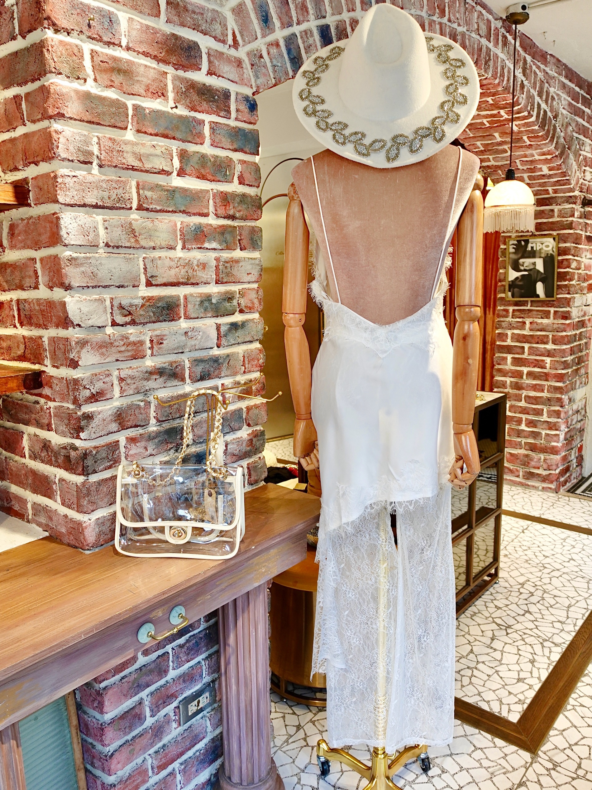 White白色Satin上衣+ 透膚蕾絲長褲套裝