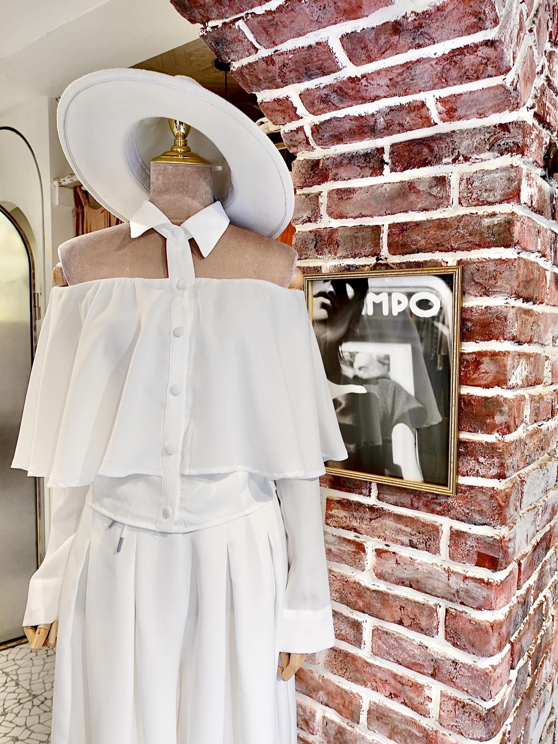 White Candy白色繞脖襯衫領翻摺露肩上衣