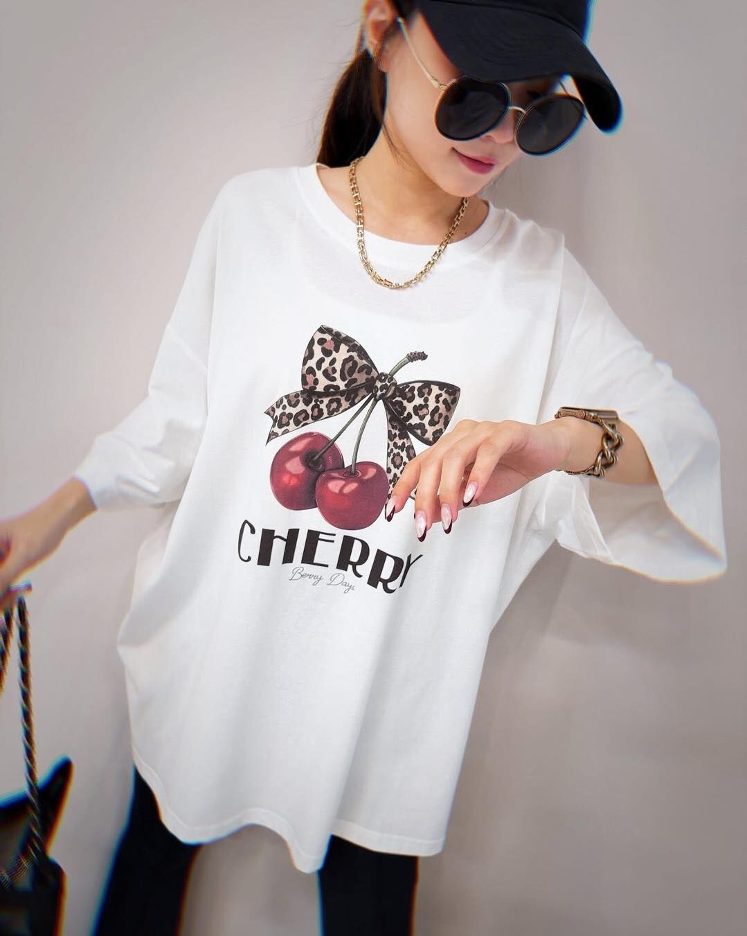 【時髦又可愛的豹紋櫻桃圖設計棉tee】（預購）