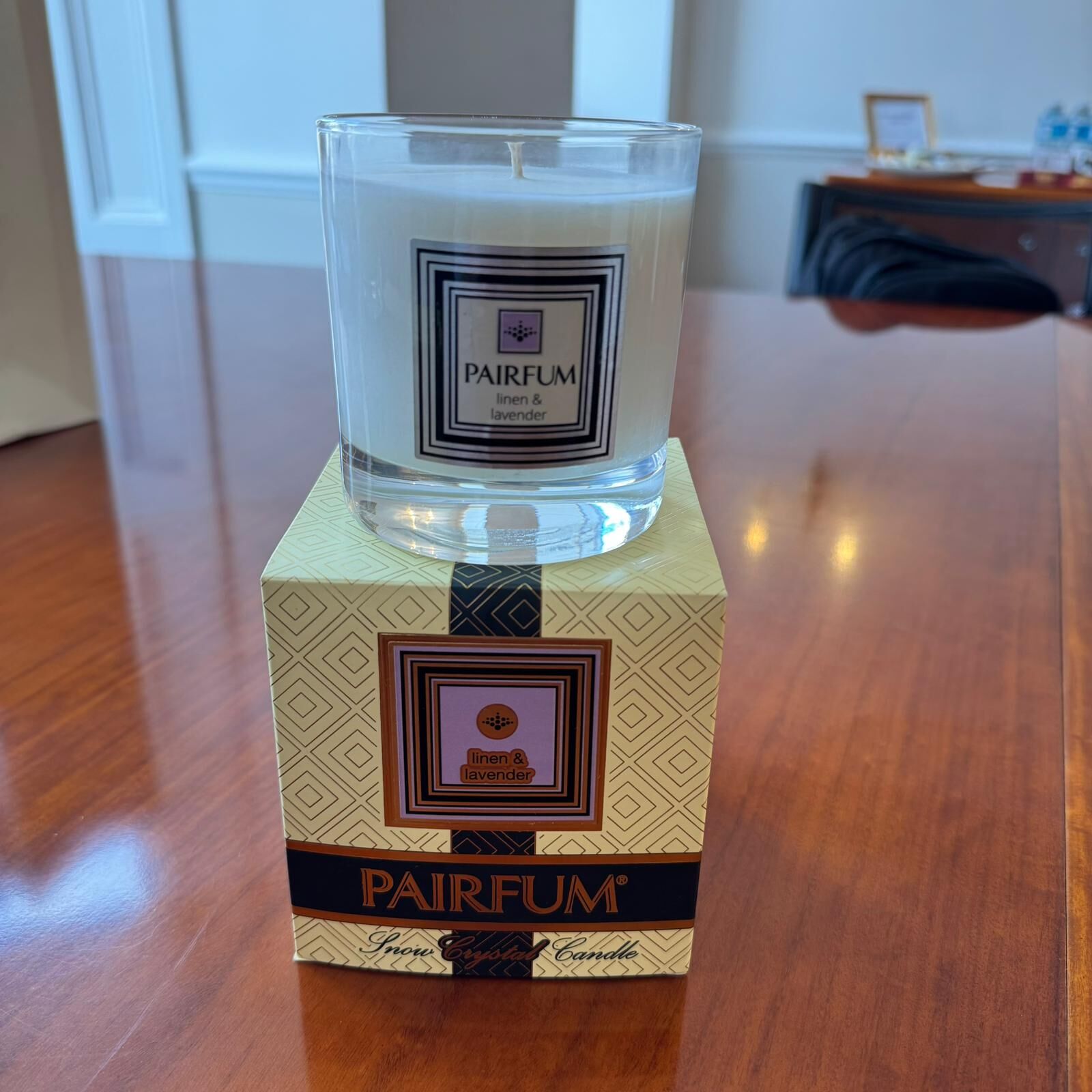 UK-LLG0303-294 Large candle 330g - Linen & Lavender (A74)