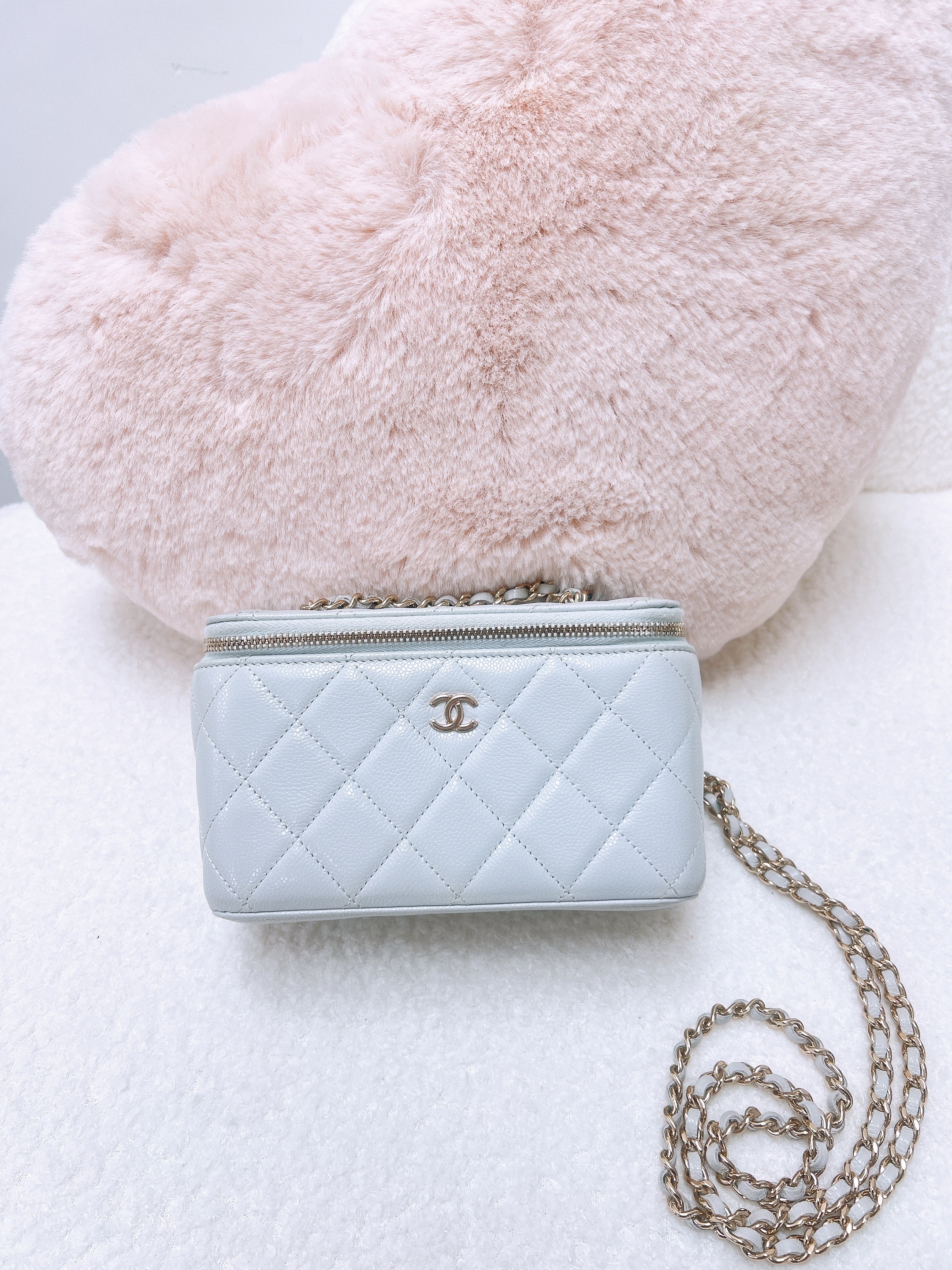 Chanel vanity (light grey caviar GHW)