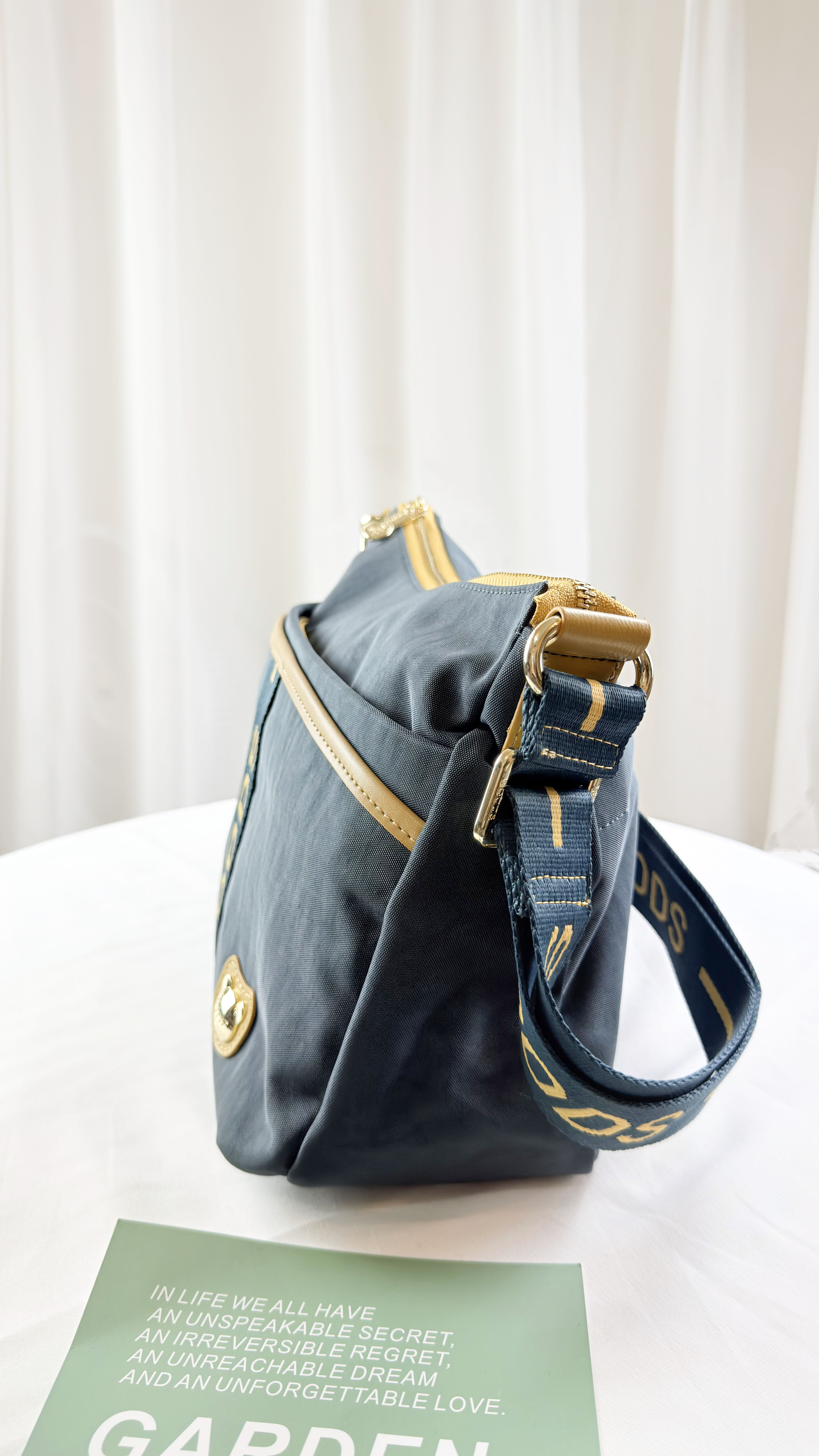 GOODS GOODS 織帶海軍藍配黃防潑水側背包 附吊飾 #2638