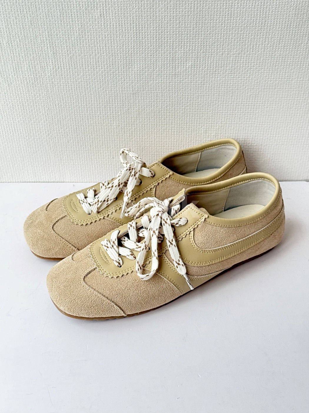 【穿拍樣品】真皮圓頭休閒鞋-杏