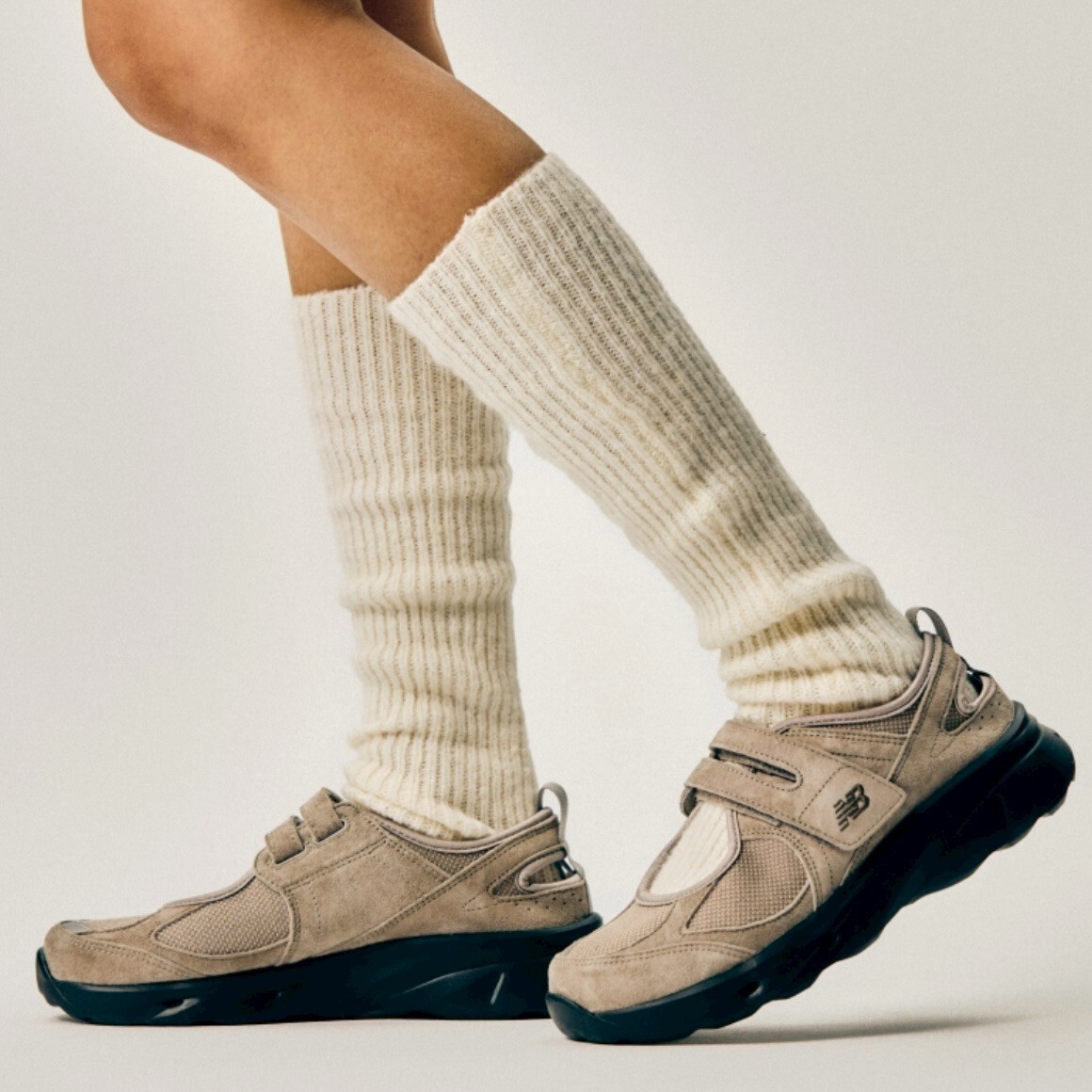 【Luxury】 韓國限定 New Balance 復古芭蕾涼鞋 FW Breeze 麂皮 瑪莉珍 卡其灰 SD2203 2026新款
