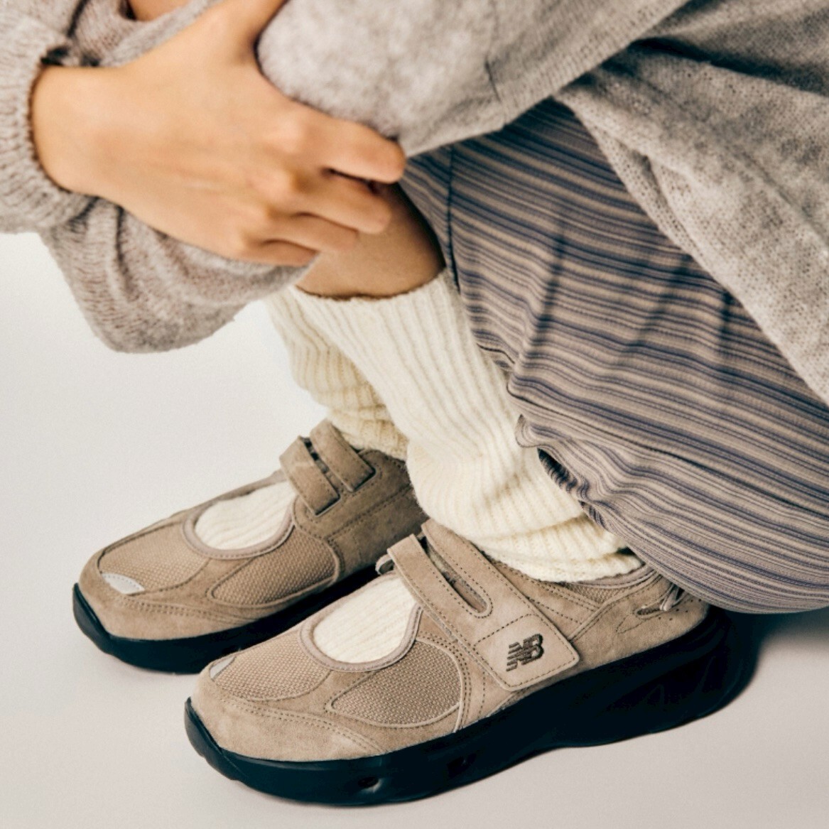 【Luxury】 韓國限定 New Balance 復古芭蕾涼鞋 FW Breeze 麂皮 瑪莉珍 卡其灰 SD2203 2026新款