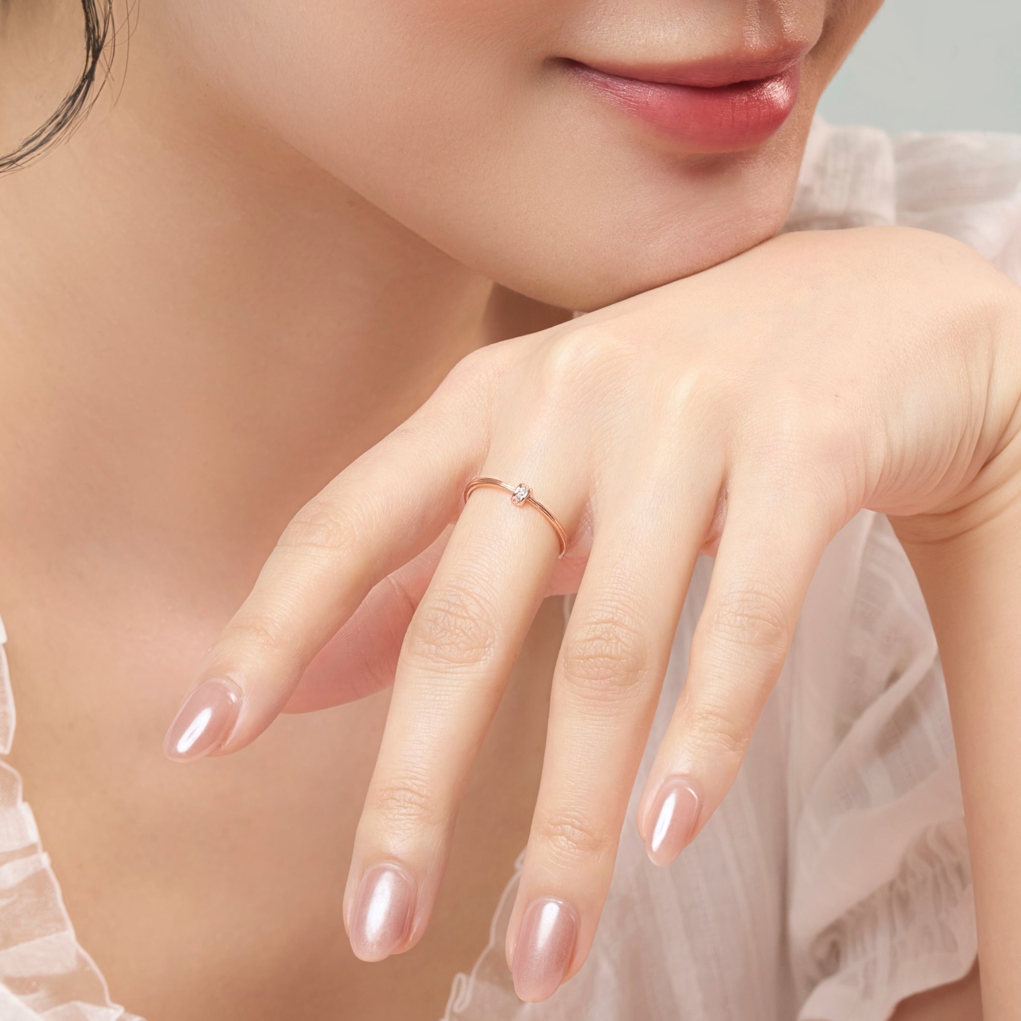 925純銀戒指，中間有鋯鑽小圈鑲嵌，融合簡約、甜美與氣質在一起的輕珠寶款式