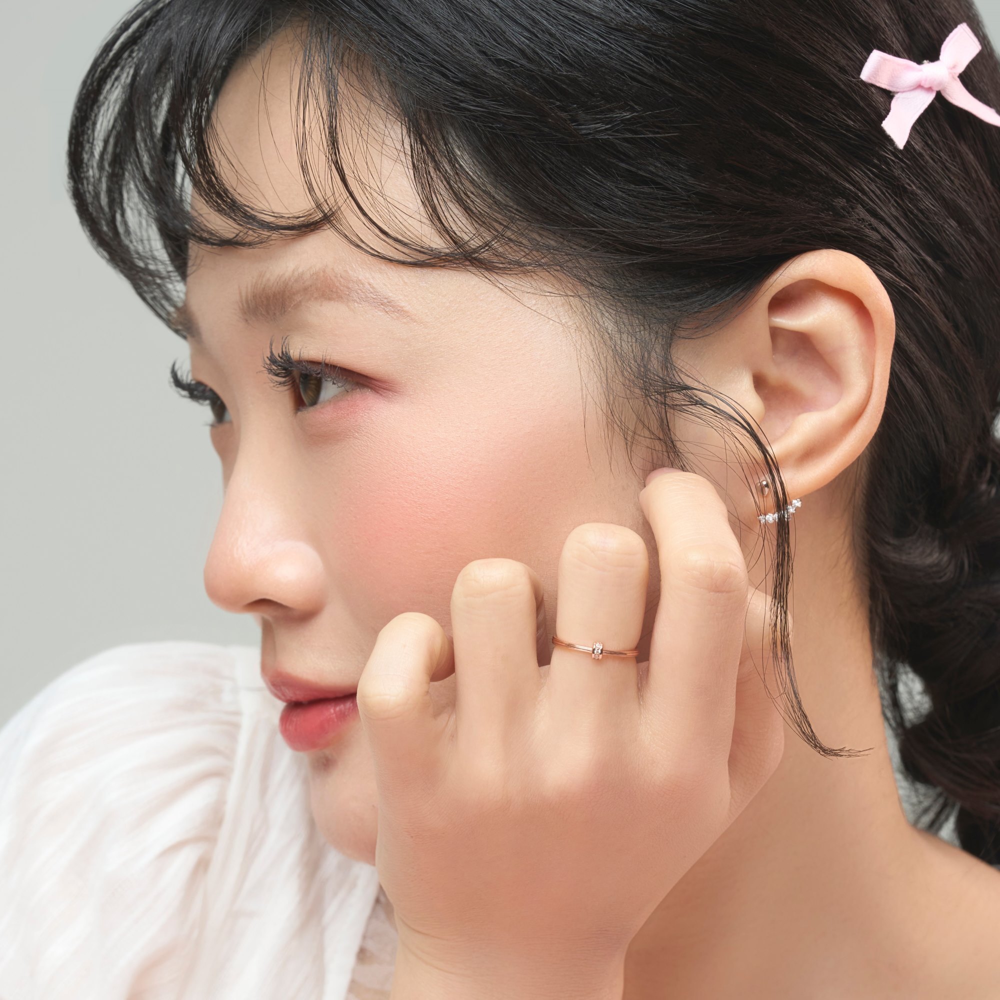 925純銀戒指，中間有鋯鑽小圈鑲嵌，融合簡約、甜美與氣質在一起的輕珠寶款式