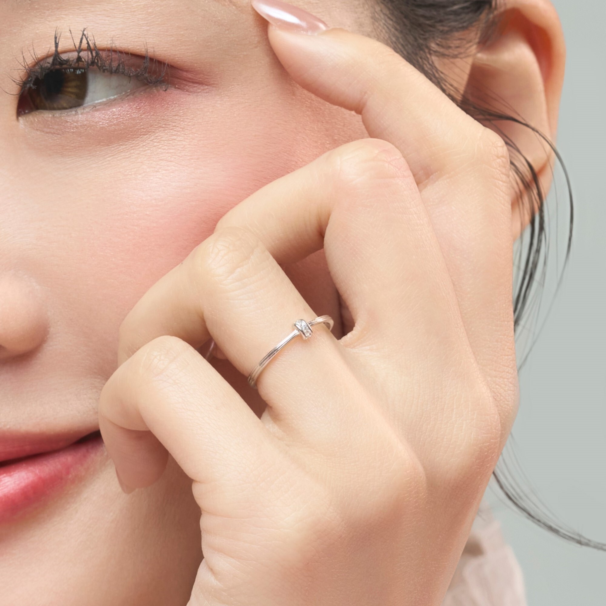 925純銀戒指，中間有鋯鑽小圈鑲嵌，融合簡約、甜美與氣質在一起的輕珠寶款式