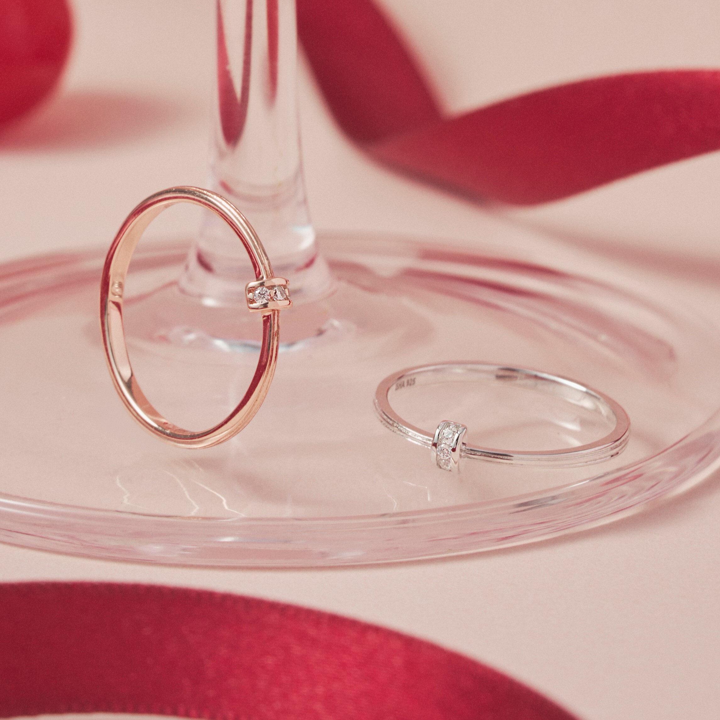 925純銀戒指，中間有鋯鑽小圈鑲嵌，融合簡約、甜美與氣質在一起的輕珠寶款式