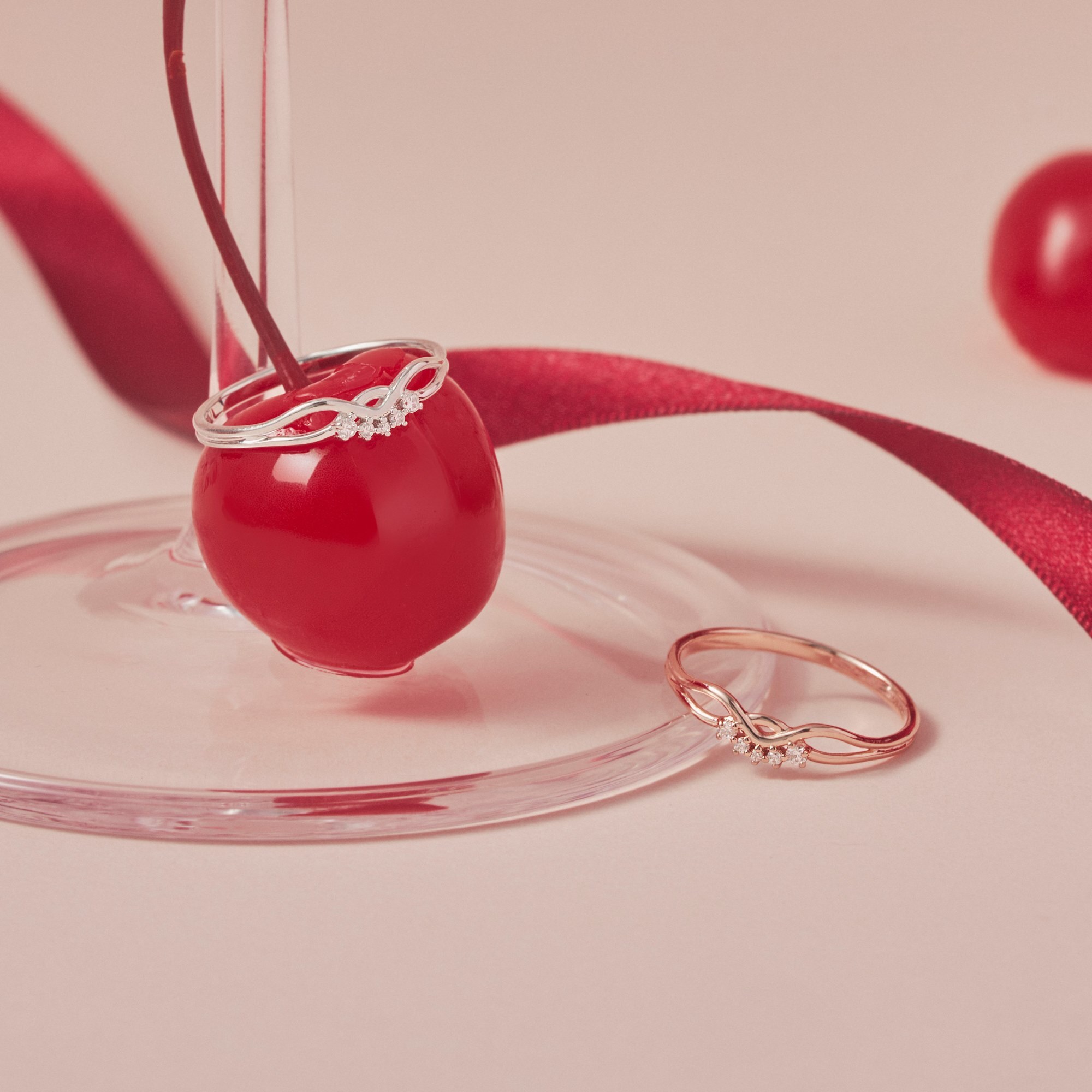 用精選鋯鑽與微V的弧度製作的純銀戒指，也有玫瑰金可以選擇