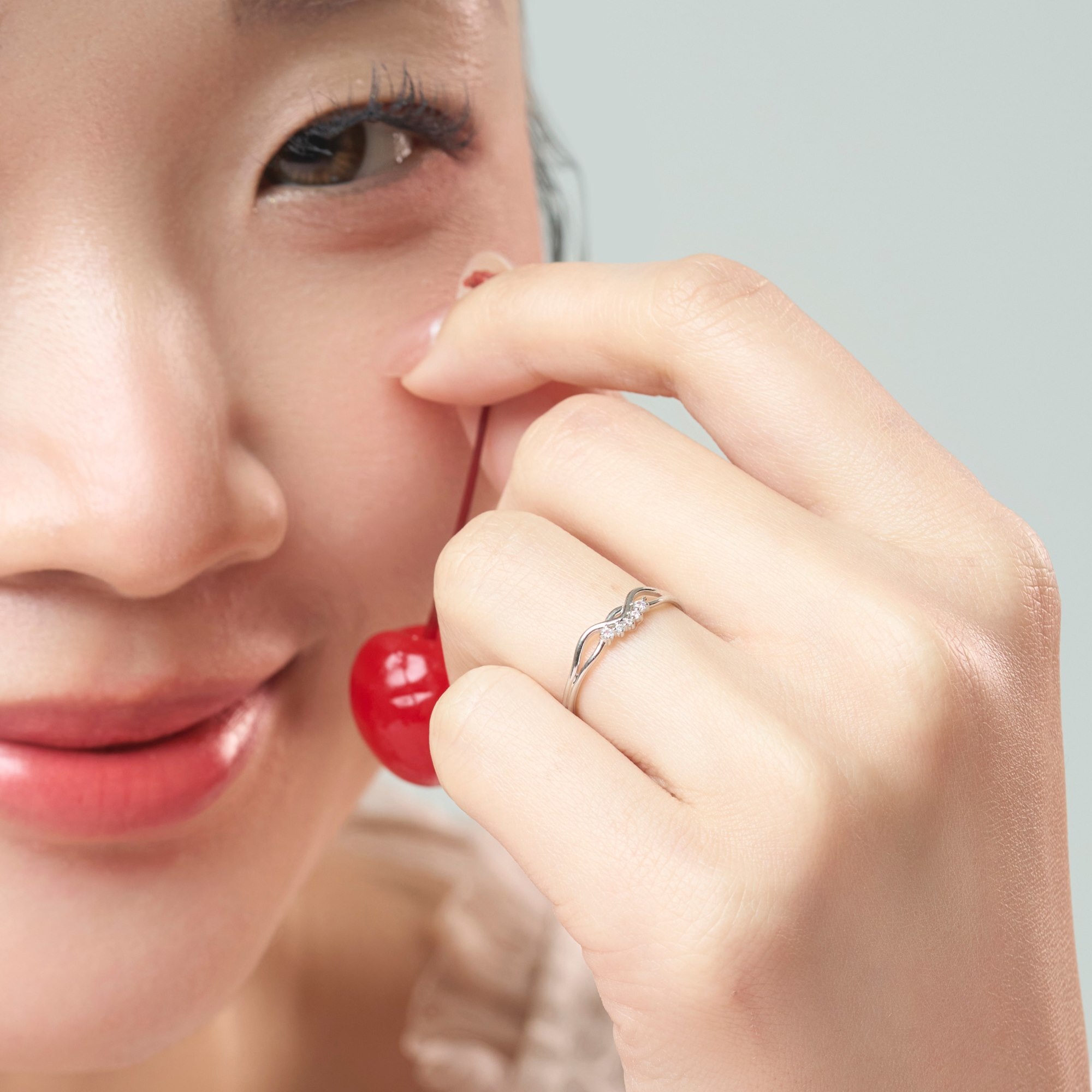 用精選鋯鑽與微V的弧度製作的純銀戒指，也有玫瑰金可以選擇