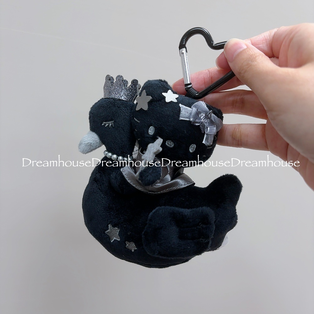 日本限定 三麗鷗 凱蒂貓 HelloKitty 天鵝造型 黑天鵝 黑天使 愛心釦吊飾 娃娃吊飾 掛飾 玩偶