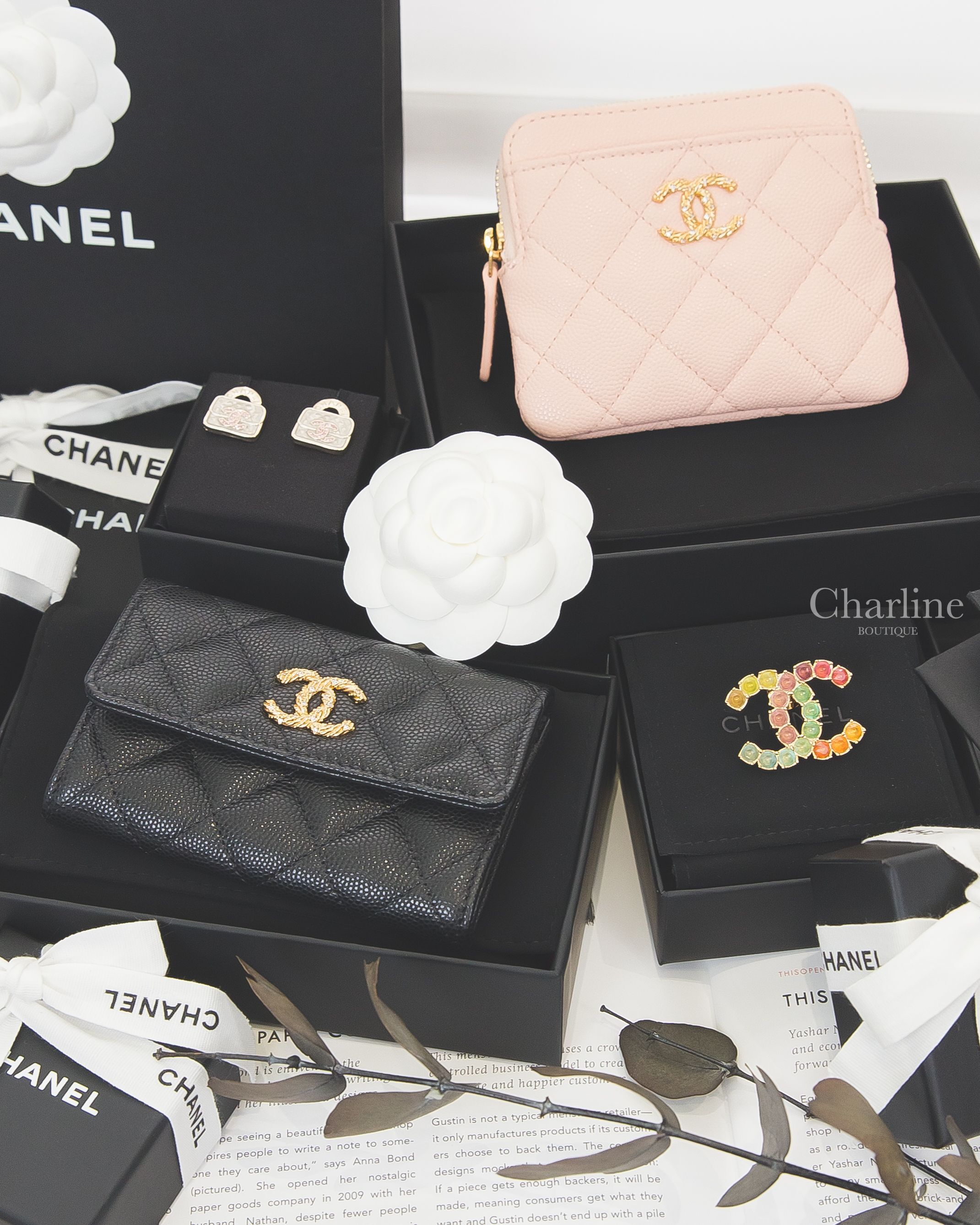 Chanel 黑色扭轉交織水鑽點綴金CC荔枝菱格紋零錢夾,Chanel 粉色扭轉交織水鑽點綴金CC荔枝菱格紋卡片拉鍊零錢夾,Chanel 粉色水鑽雙CC字母手提包包耳環,Chanel 金色彩色水鑽CC胸針-Charline Boutique 精品代購
