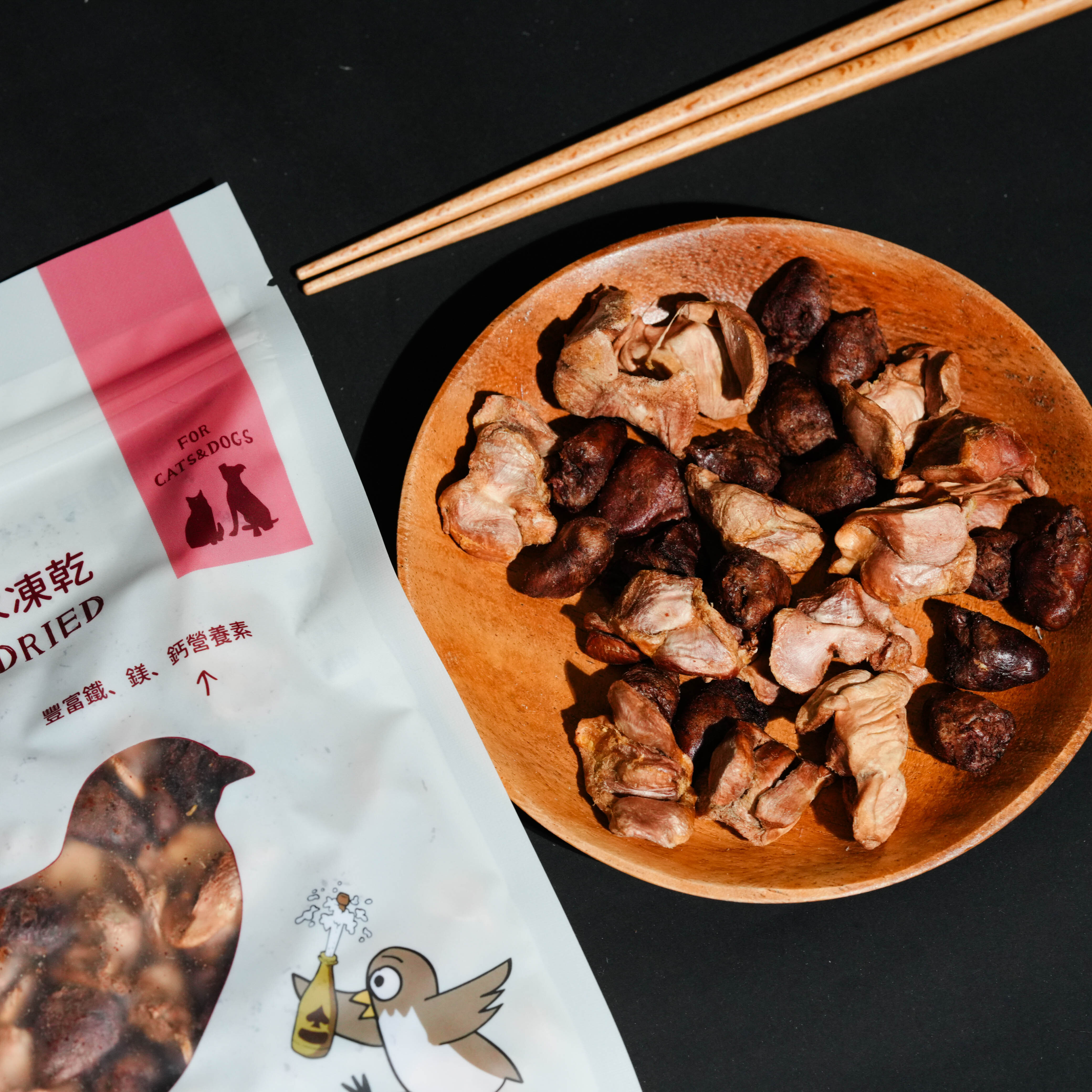 派庫香檳鳥下水凍乾含豐富牛磺酸，適合當作犬貓日常獎勵零食。