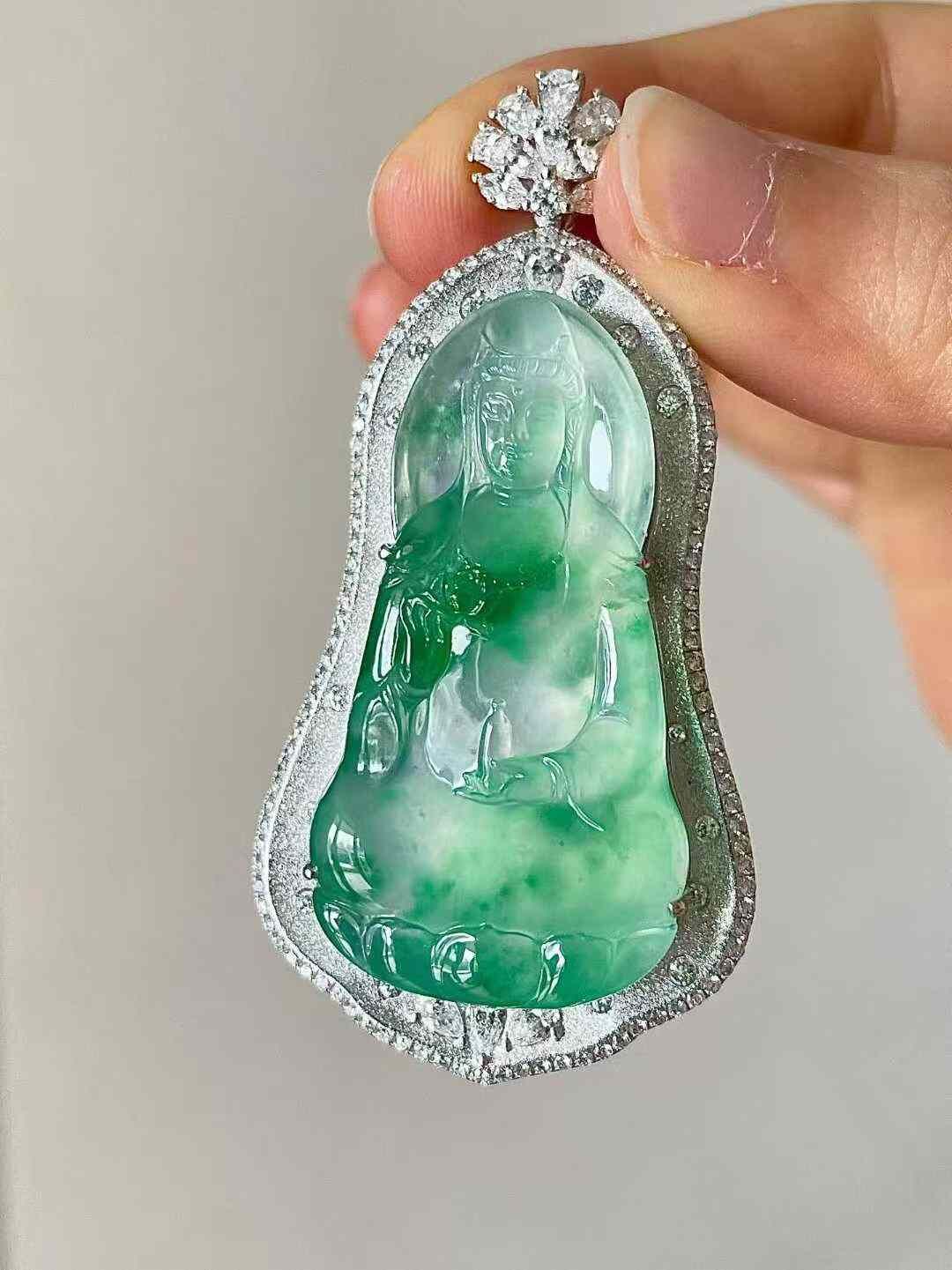 295557 翡翠玻璃種陽綠觀音