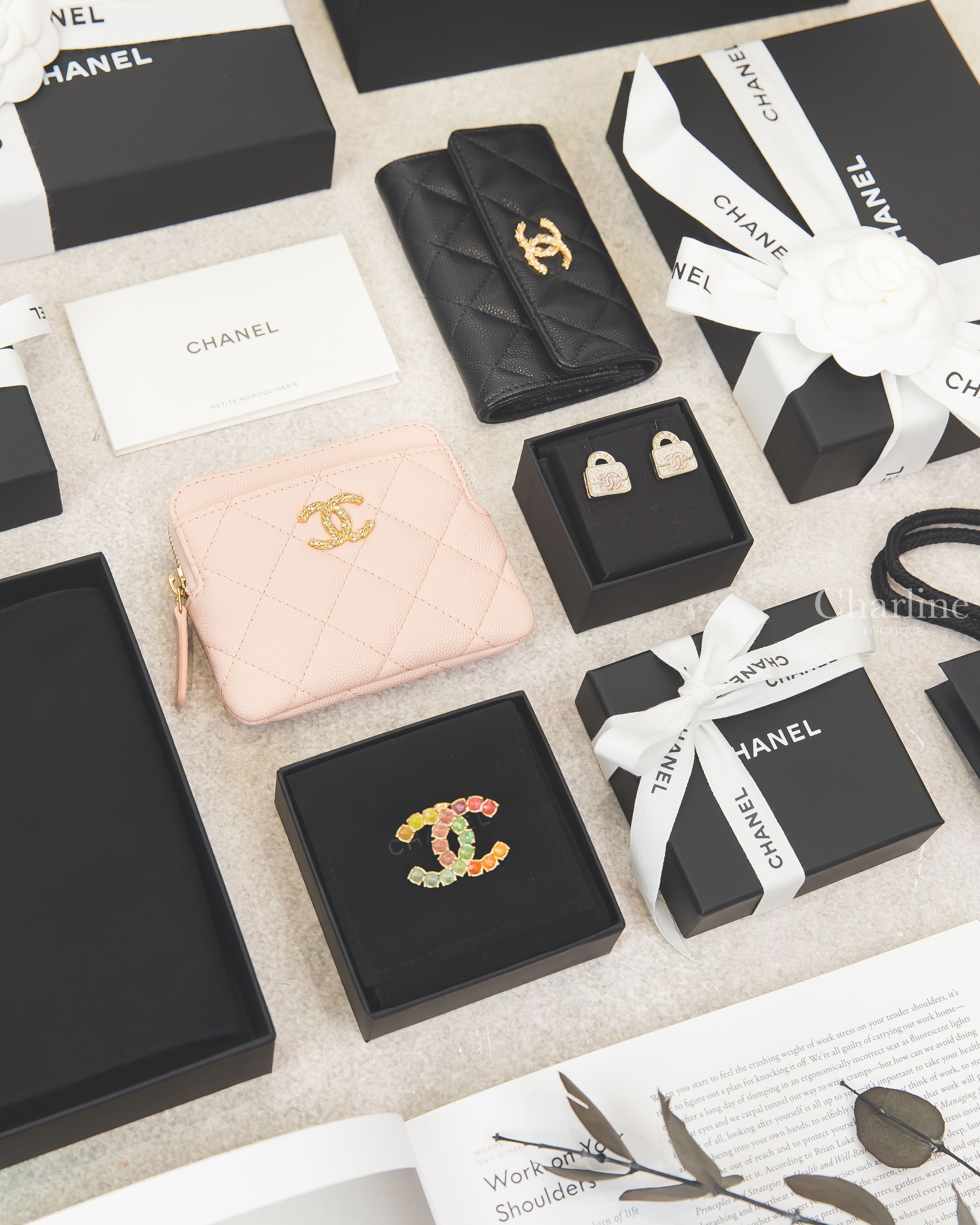 Chanel 黑色扭轉交織水鑽點綴金CC荔枝菱格紋零錢夾,Chanel 粉色扭轉交織水鑽點綴金CC荔枝菱格紋卡片拉鍊零錢夾,Chanel 粉色水鑽雙CC字母手提包包耳環,Chanel 金色彩色水鑽CC胸針-Charline Boutique 精品代購