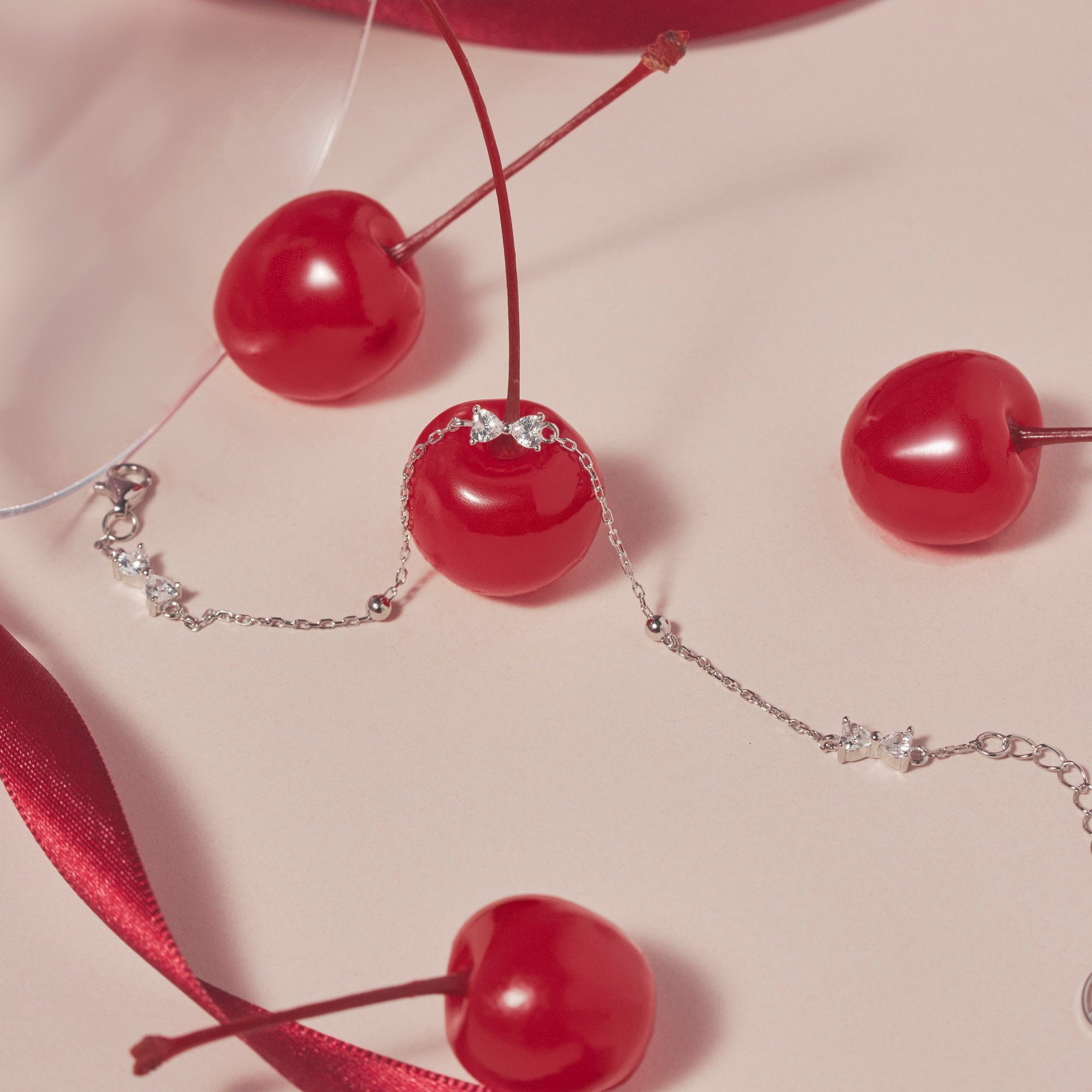 愛心鋯石堆疊出來的蝴蝶結純銀手鍊，甜美風格