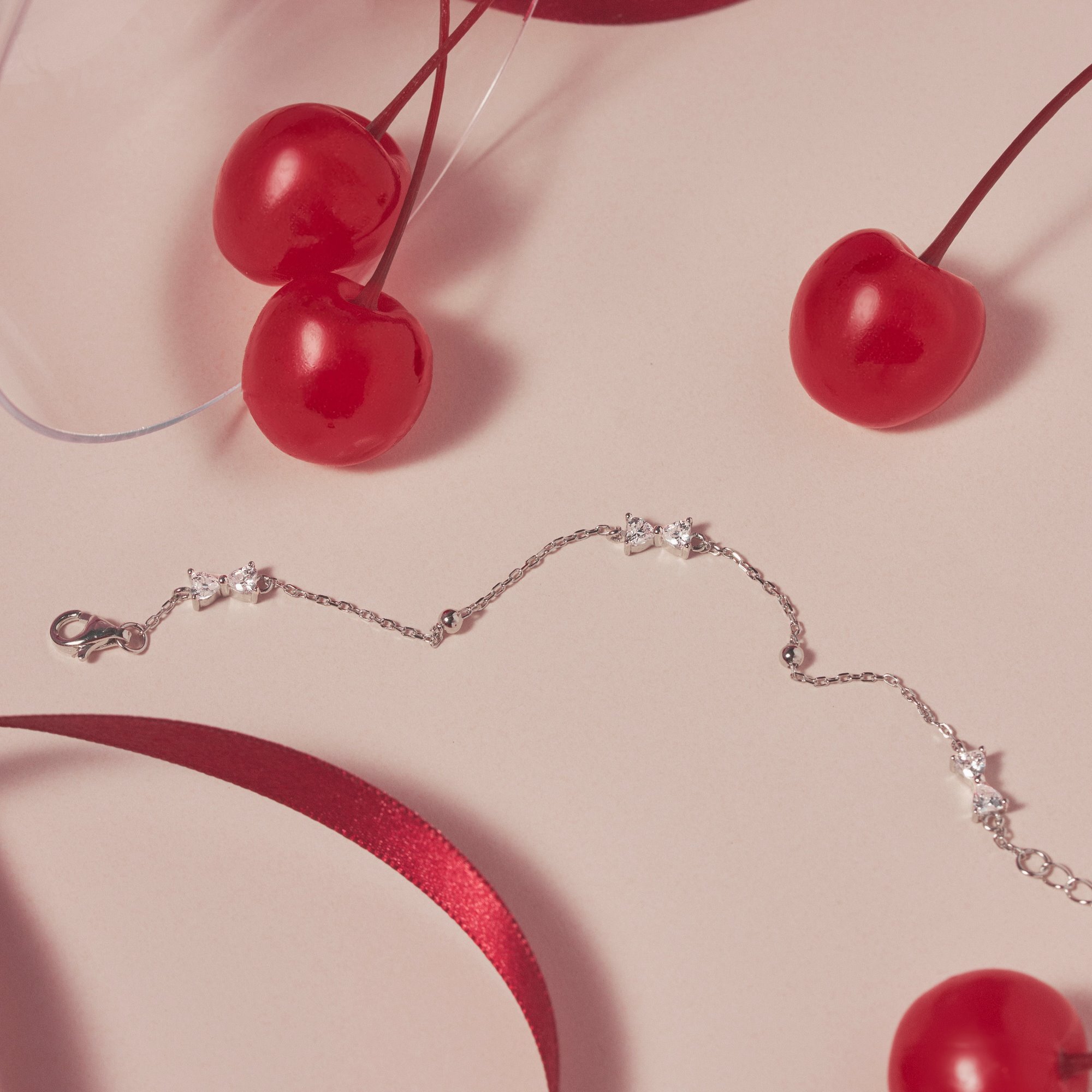 愛心鋯石堆疊出來的蝴蝶結純銀手鍊，甜美風格