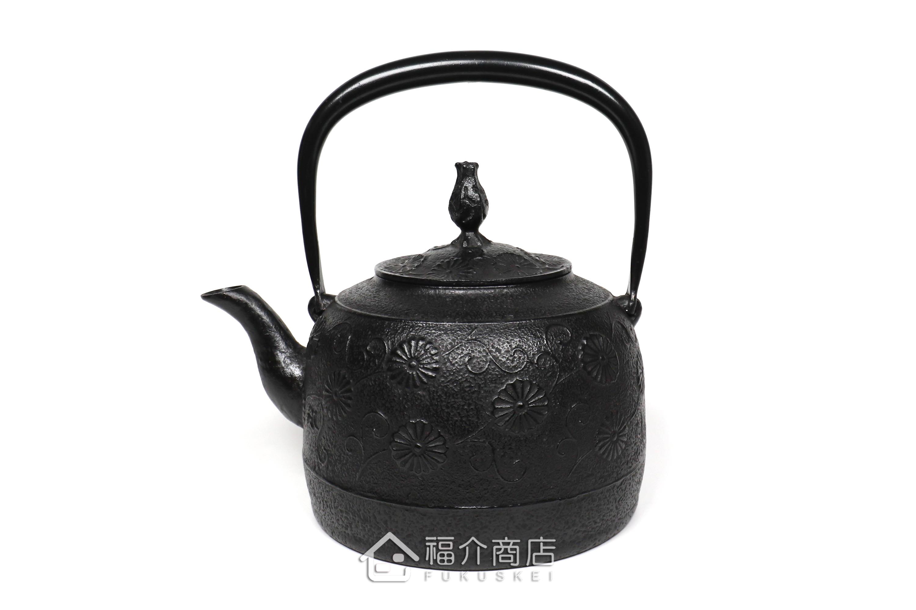 金野和司所製作的日本鑄鐵壺,壺身設計菊造型紋樣,煮水泡茶用的鐵壺