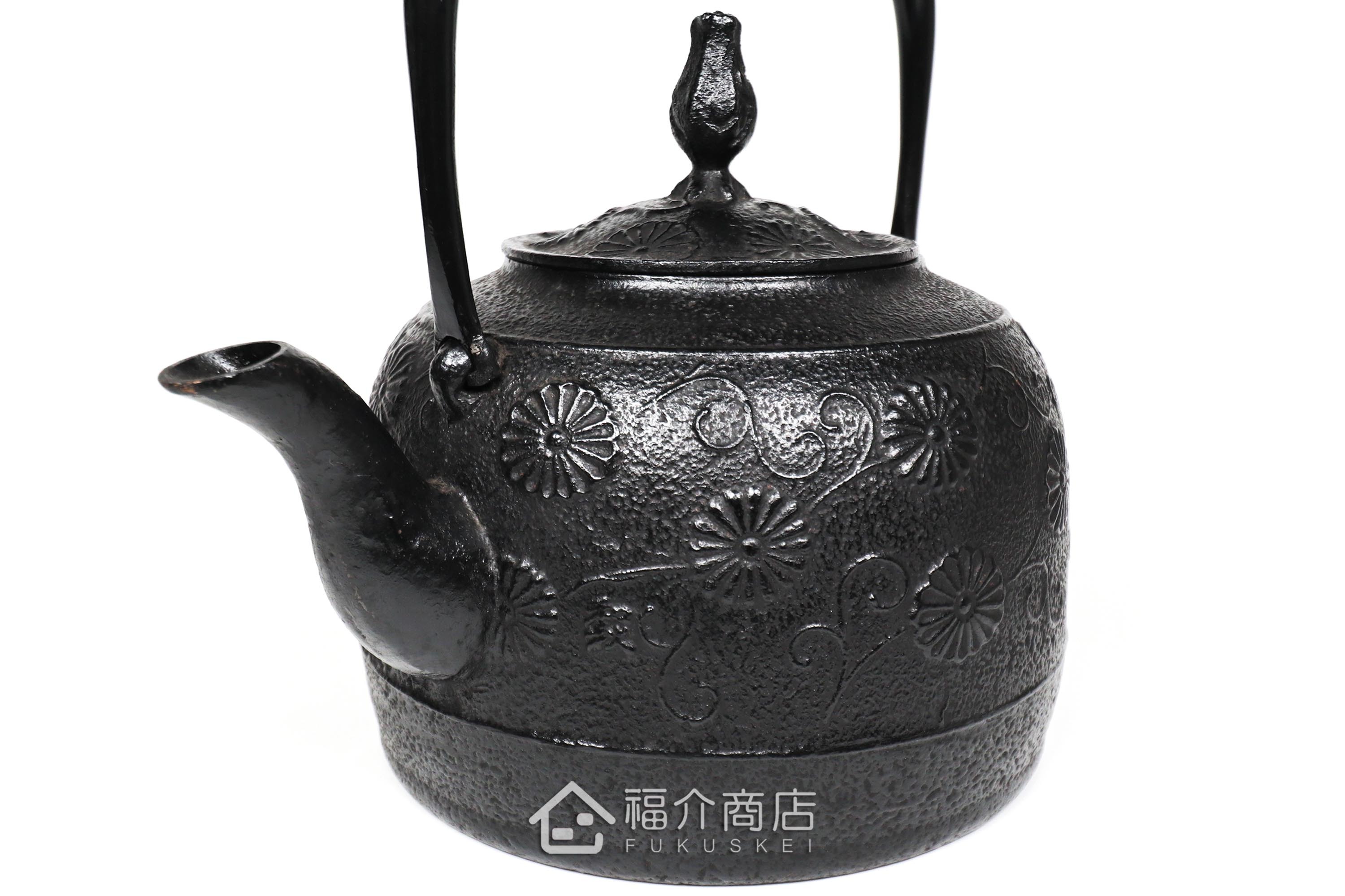 金野和司所製作的日本鑄鐵壺,壺身設計菊造型紋樣,煮水泡茶用的鐵壺