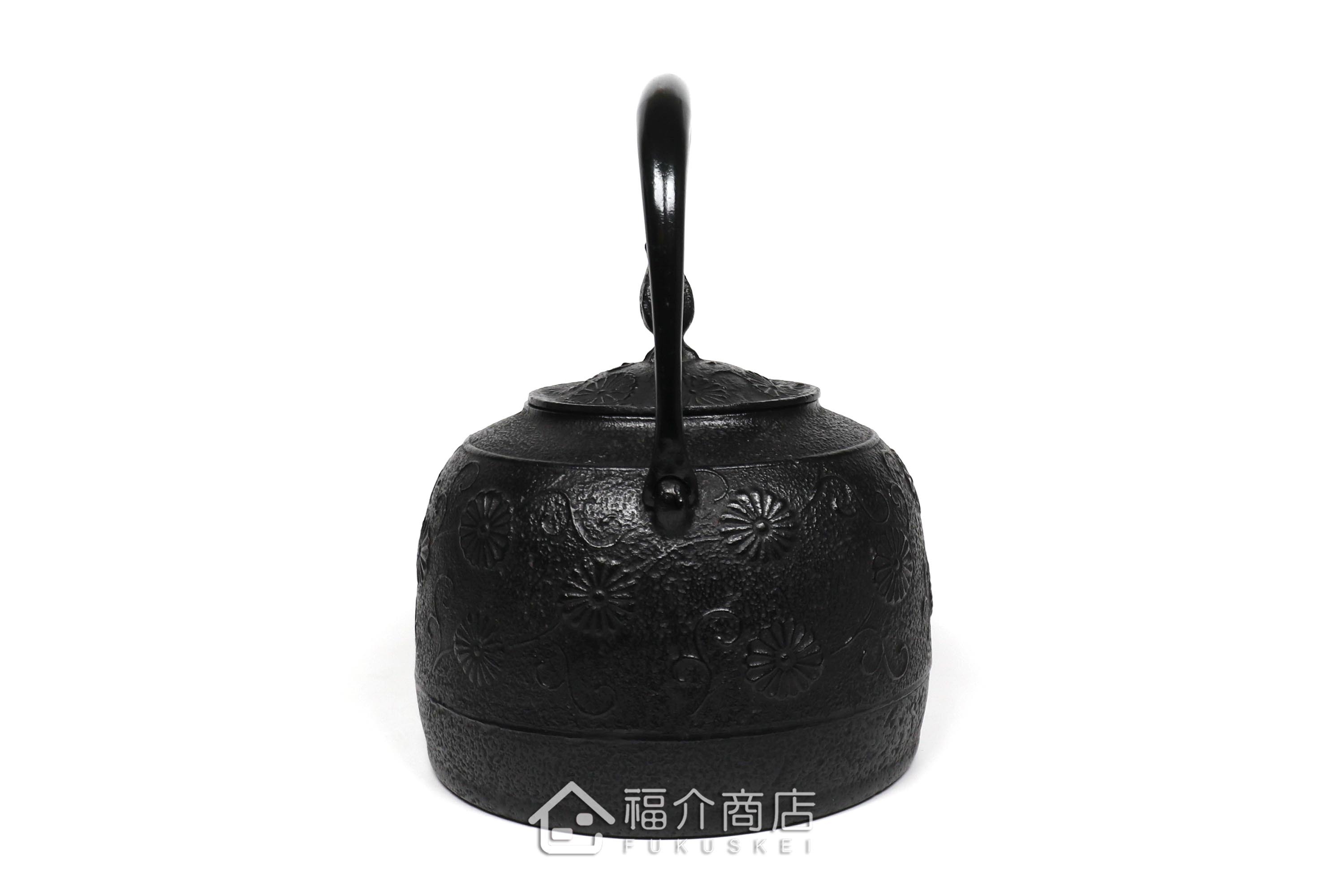 金野和司所製作的日本鑄鐵壺,壺身設計菊造型紋樣,煮水泡茶用的鐵壺