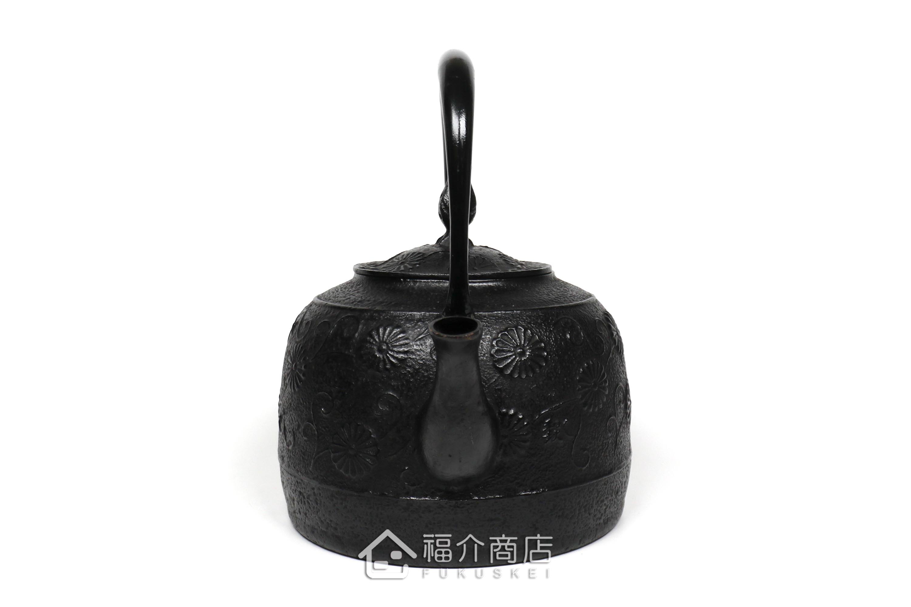 金野和司所製作的日本鑄鐵壺,壺身設計菊造型紋樣,煮水泡茶用的鐵壺