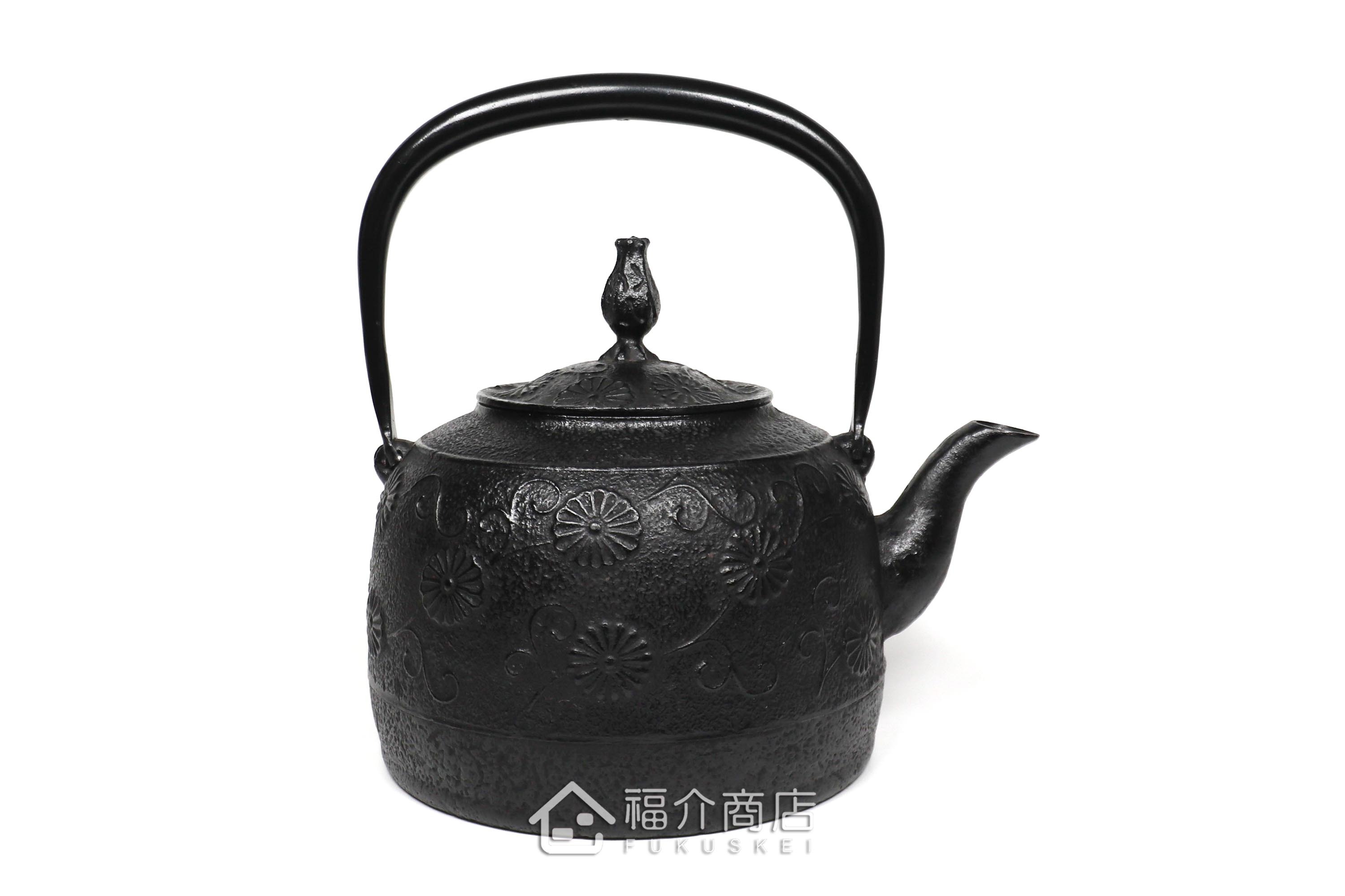 金野和司所製作的日本鑄鐵壺,壺身設計菊造型紋樣,煮水泡茶用的鐵壺