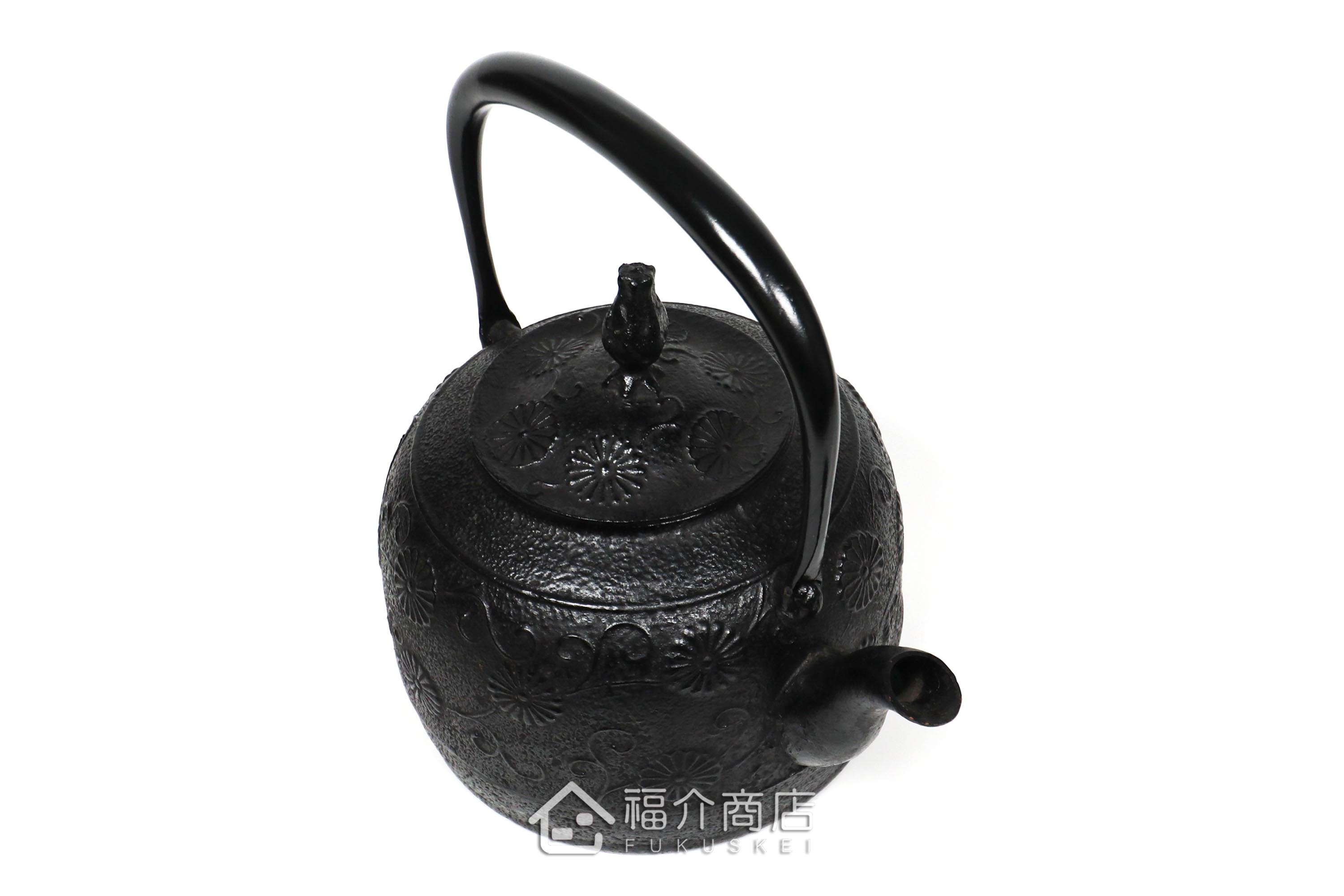金野和司所製作的日本鑄鐵壺,壺身設計菊造型紋樣,煮水泡茶用的鐵壺
