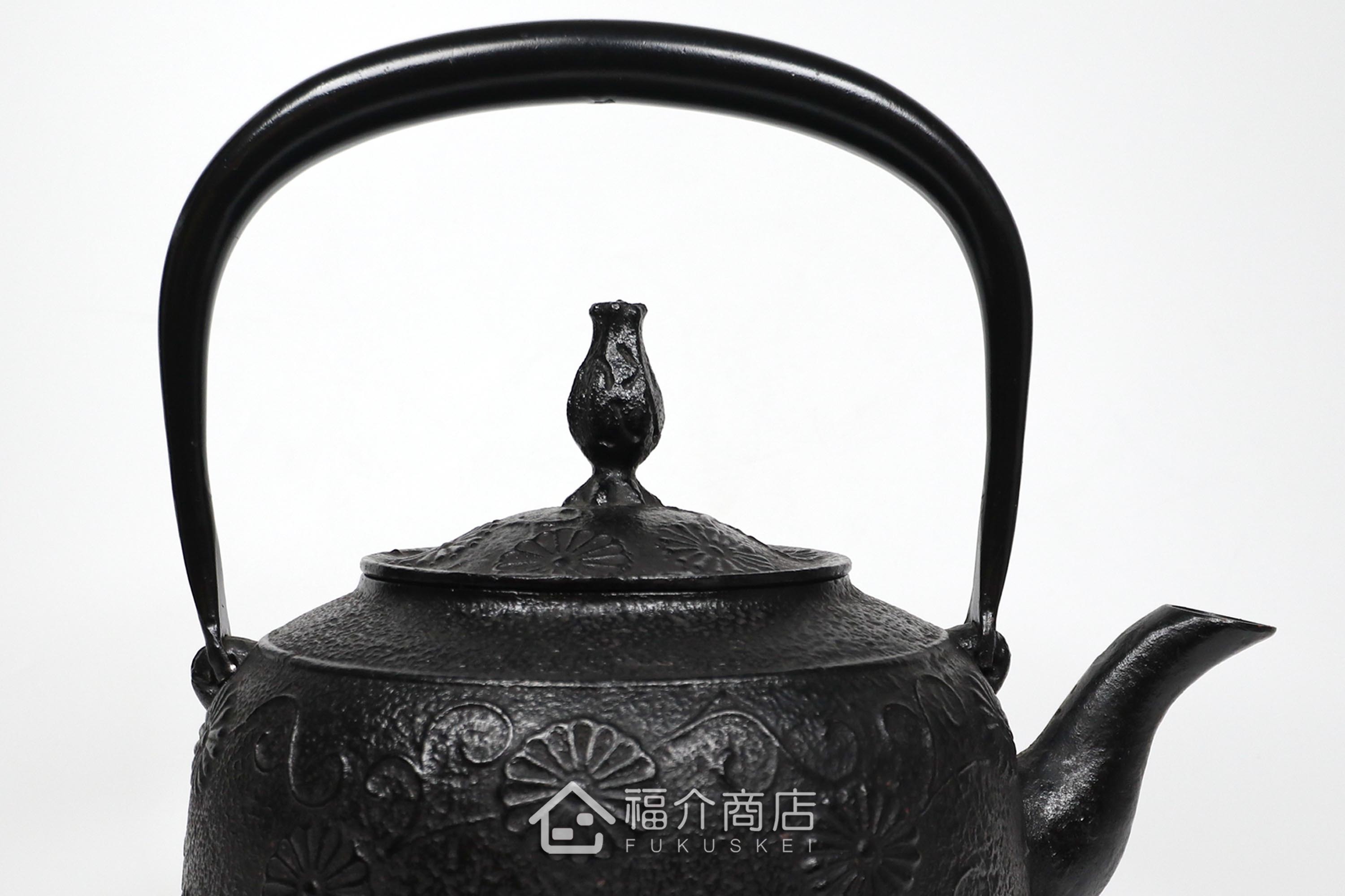 金野和司所製作的日本鑄鐵壺,壺身設計菊造型紋樣,煮水泡茶用的鐵壺