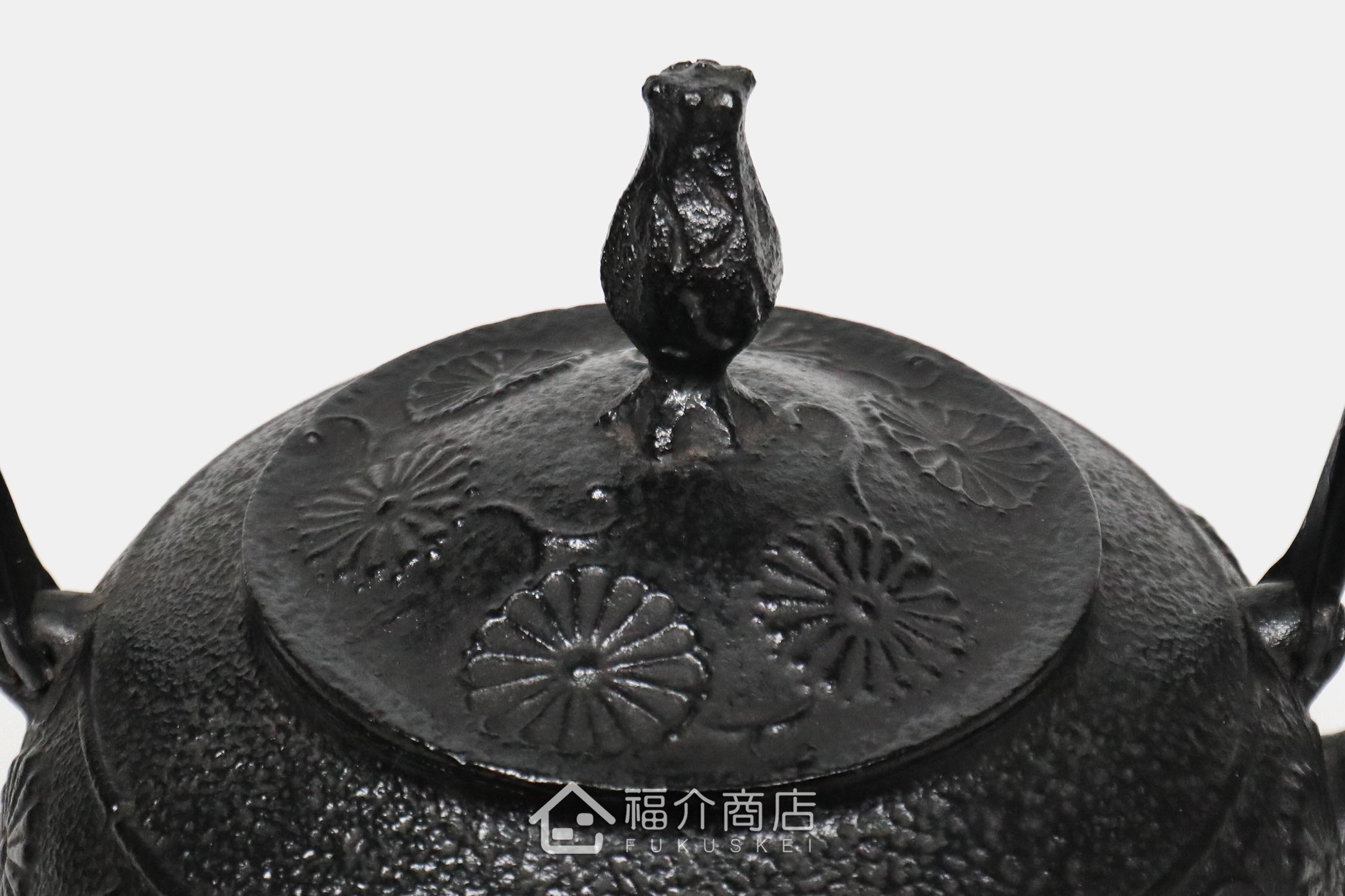 金野和司所製作的日本鑄鐵壺,壺身設計菊造型紋樣,煮水泡茶用的鐵壺