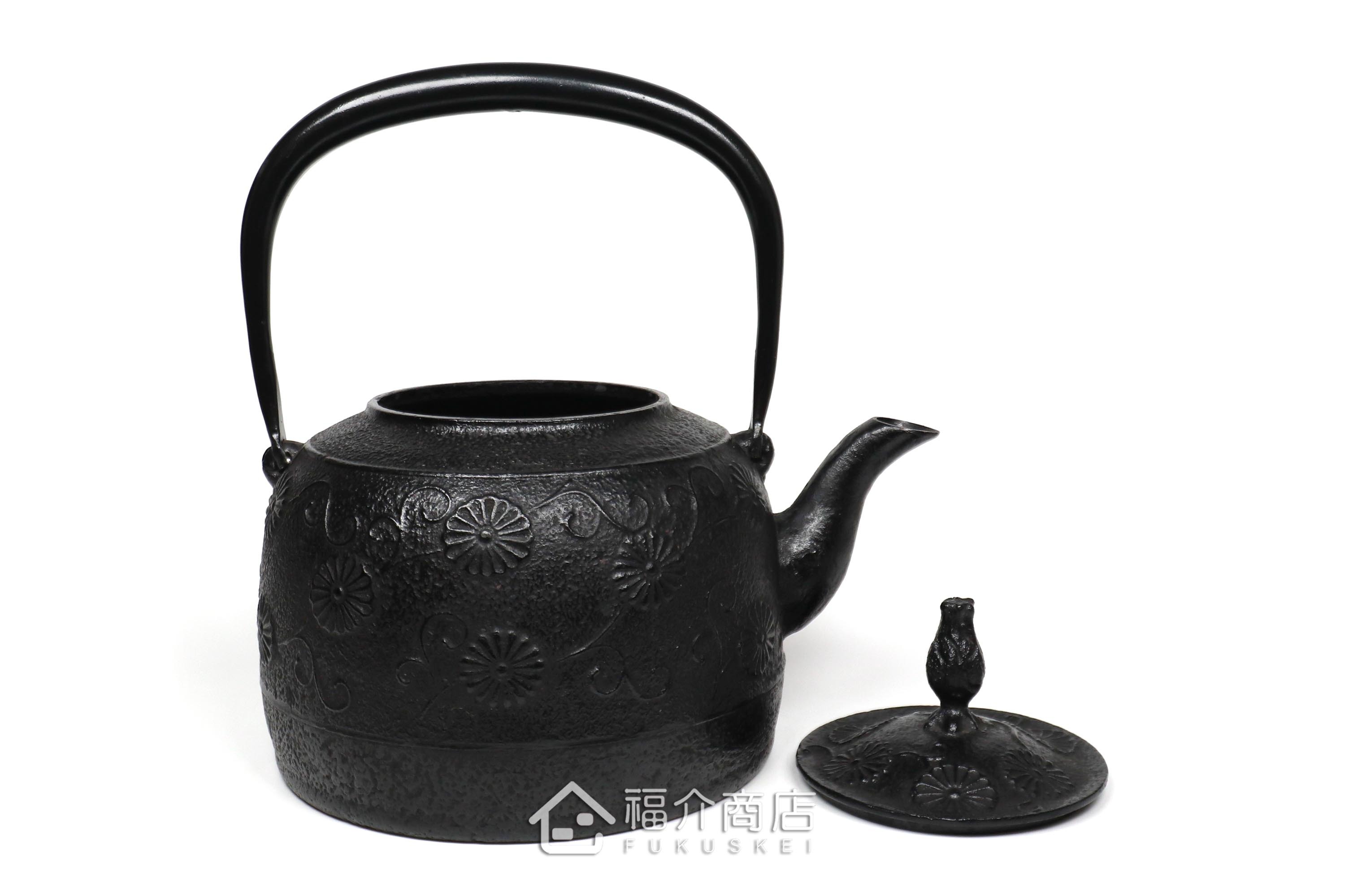 金野和司所製作的日本鑄鐵壺,壺身設計菊造型紋樣,煮水泡茶用的鐵壺
