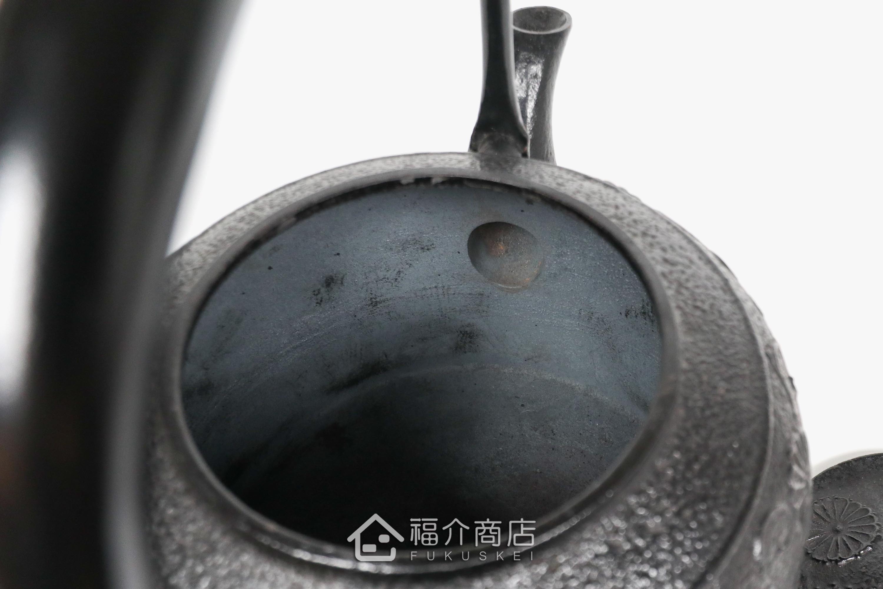 金野和司所製作的日本鑄鐵壺,壺身設計菊造型紋樣,煮水泡茶用的鐵壺