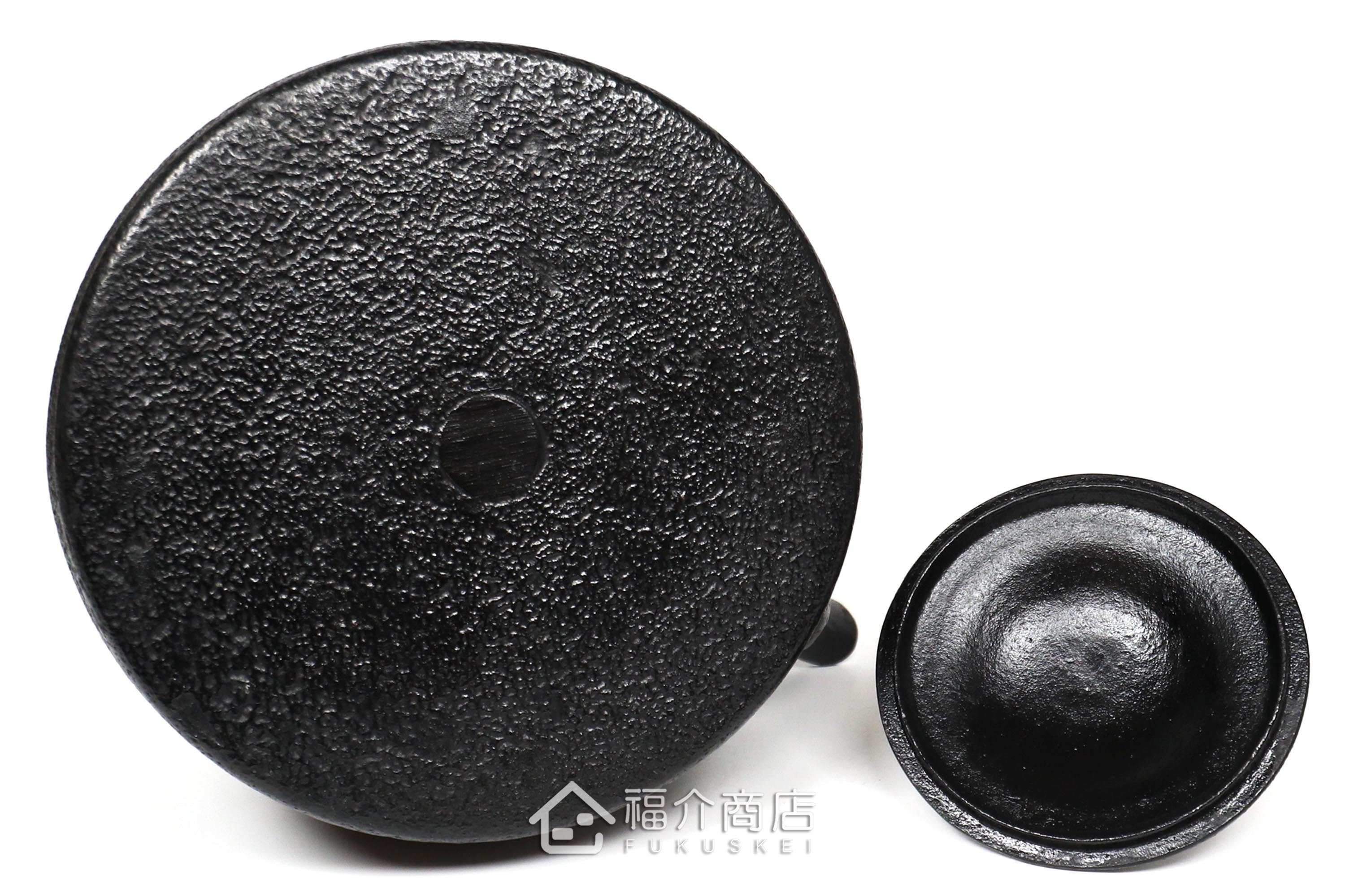 金野和司所製作的日本鑄鐵壺,壺身設計菊造型紋樣,煮水泡茶用的鐵壺