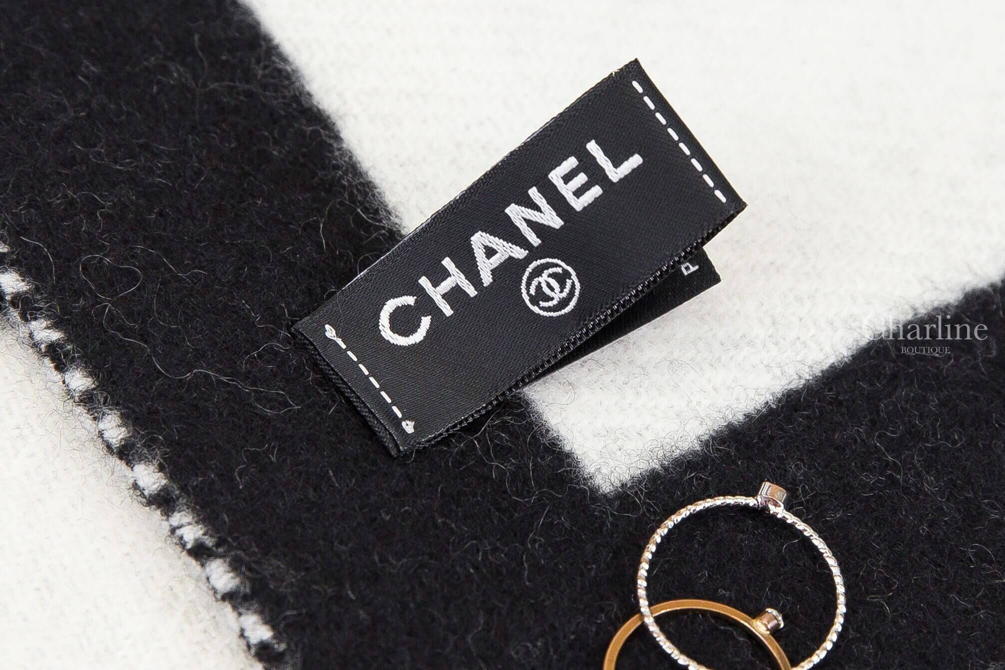 Chanel Scarf 黑底亞麻白CC白邊框/亞麻白黑CC黑邊框雙面喀什米爾流蘇圍巾-Charline Boutique 精品代購