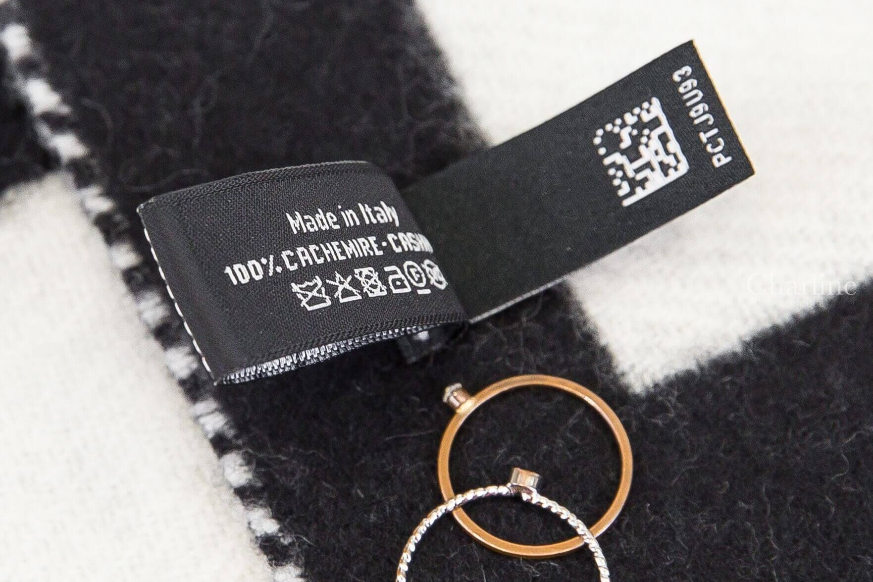 Chanel Scarf 黑底亞麻白CC白邊框/亞麻白黑CC黑邊框雙面喀什米爾流蘇圍巾-Charline Boutique 精品代購