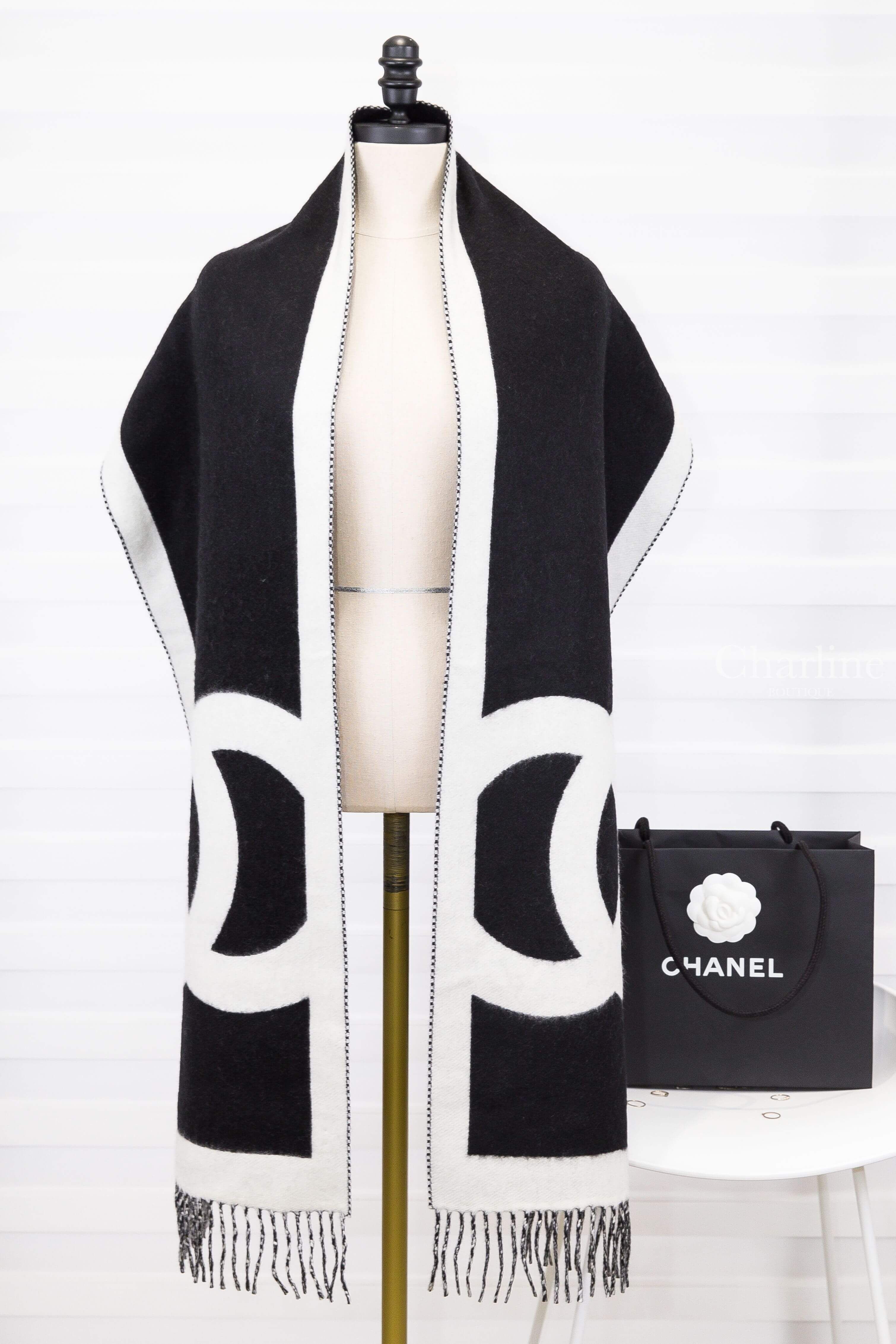 Chanel Scarf 黑底亞麻白CC白邊框/亞麻白黑CC黑邊框雙面喀什米爾流蘇圍巾-Charline Boutique 精品代購