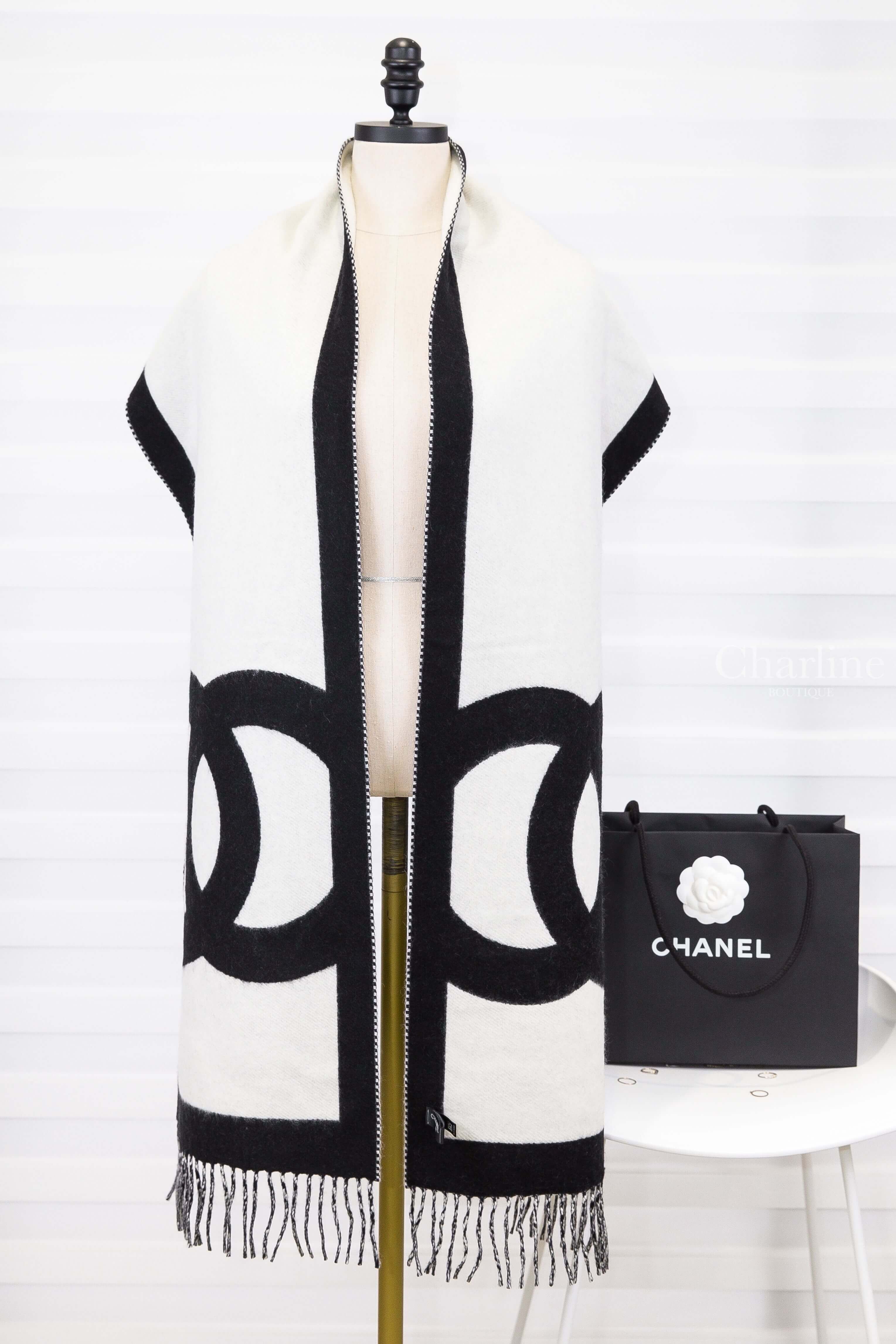 Chanel Scarf 黑底亞麻白CC白邊框/亞麻白黑CC黑邊框雙面喀什米爾流蘇圍巾-Charline Boutique 精品代購