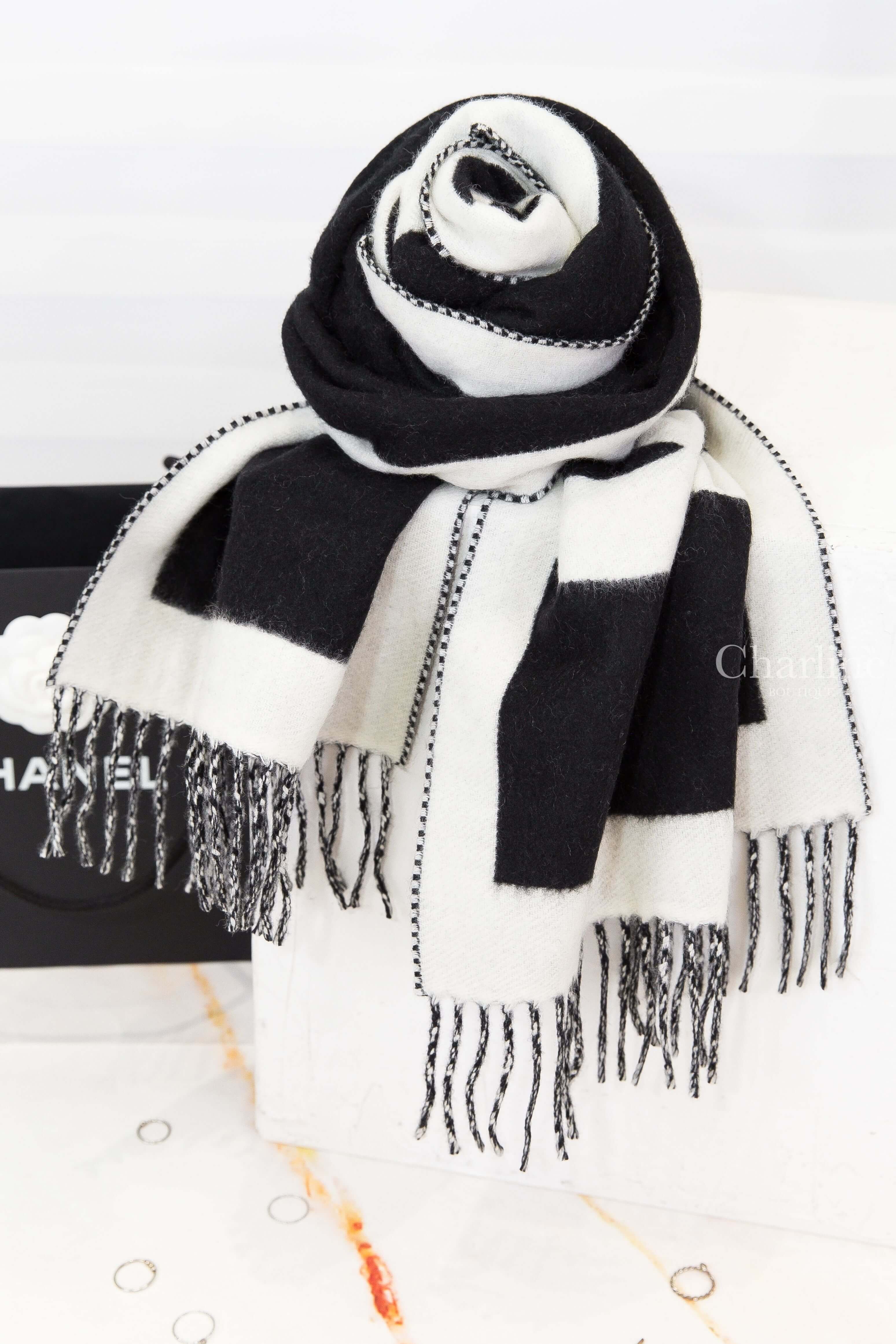 Chanel Scarf 黑底亞麻白CC白邊框/亞麻白黑CC黑邊框雙面喀什米爾流蘇圍巾-Charline Boutique 精品代購