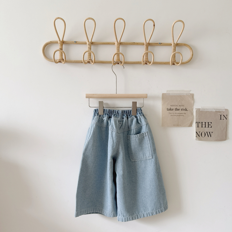 淺色口袋牛仔褲