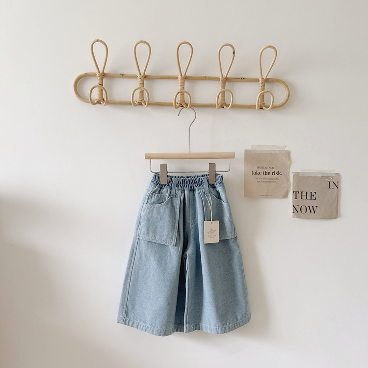 淺色口袋牛仔褲