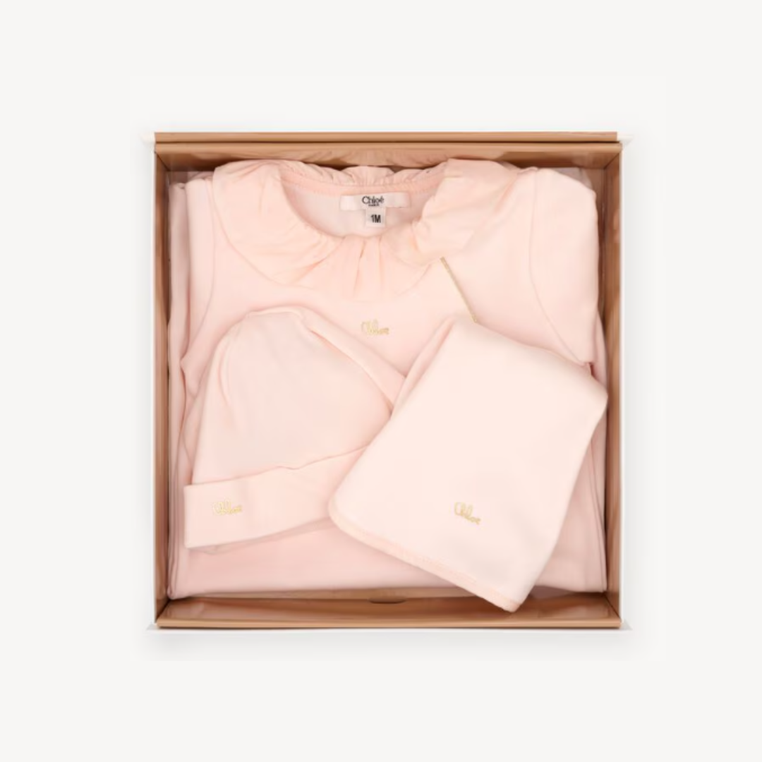 1FF0101-482 [CHLOE] Baby Gift Set Pajamas Hat & Bib Pink Pastel (SS26) #CH26SB20926440 (C-EU-E)
