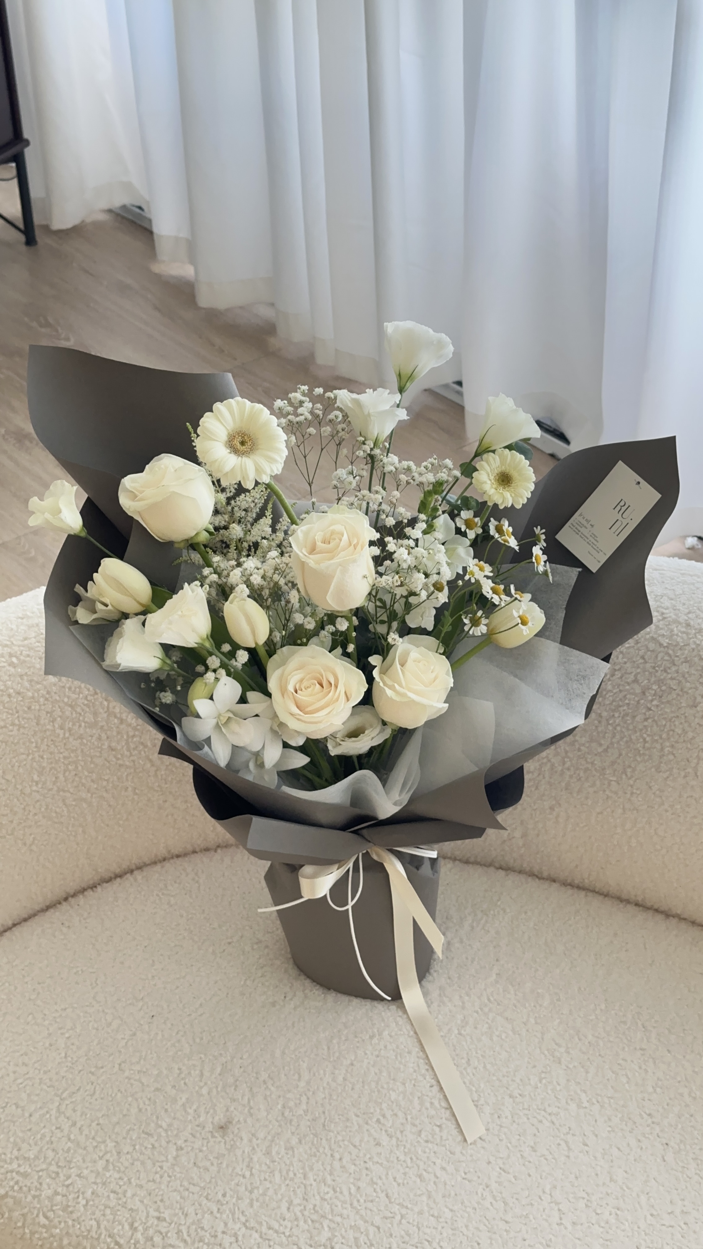 雲舞輕盈-白綠色系進口玫瑰滿天星綜合鮮花花束